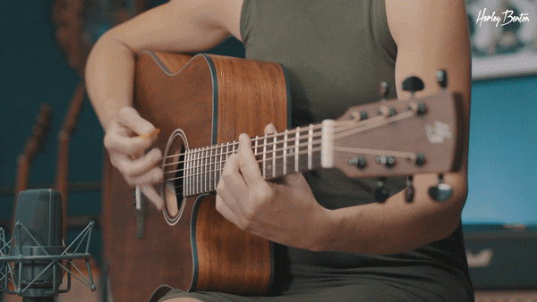Sophia Wahnschaffe singt und spielt Gitarre
