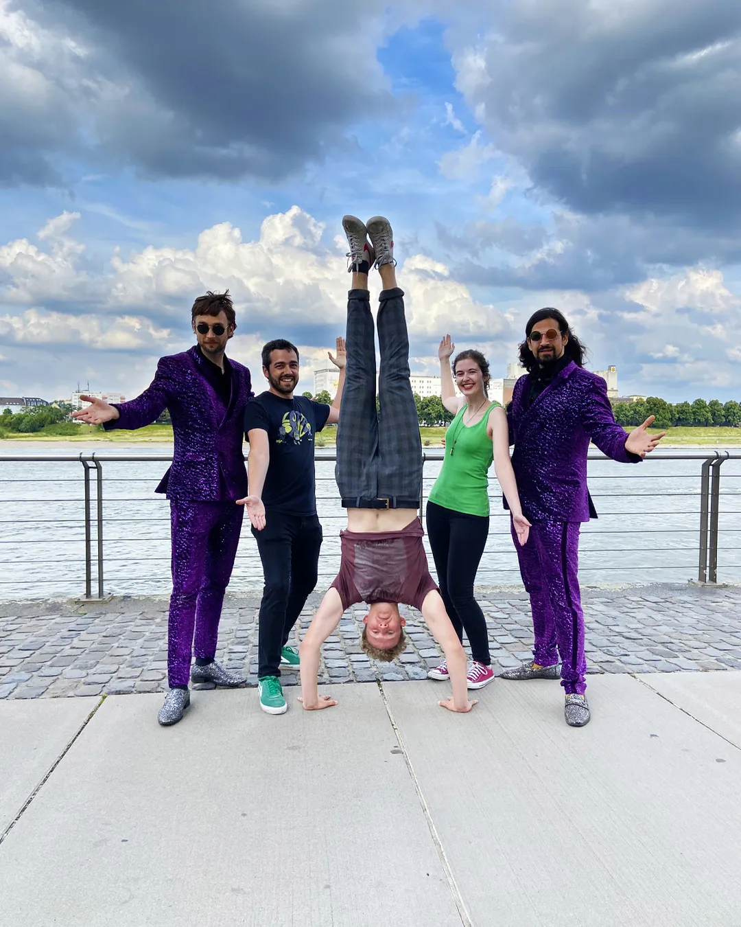 Das Team von Opposition Studios posiert mit Siegried & Joy