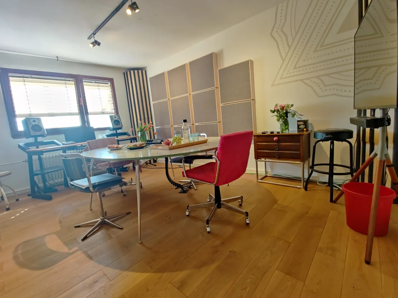 Raum mit Absorbern und Audiotisch