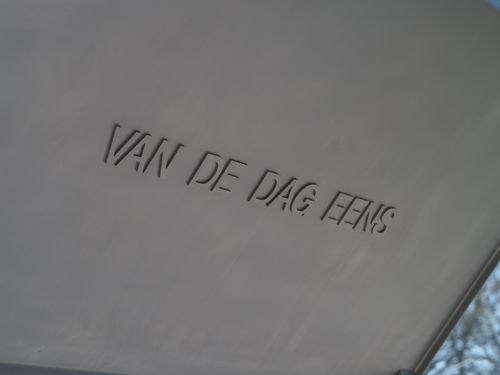 Aan de binnenkant van de schuilplaats staan op de ene kant geschreven: van de dag eens