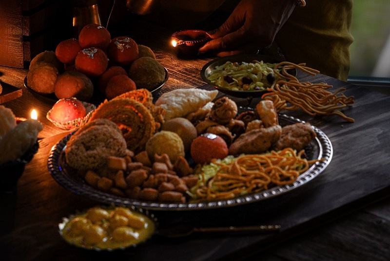 Diwali famous food items are placed in the thali.