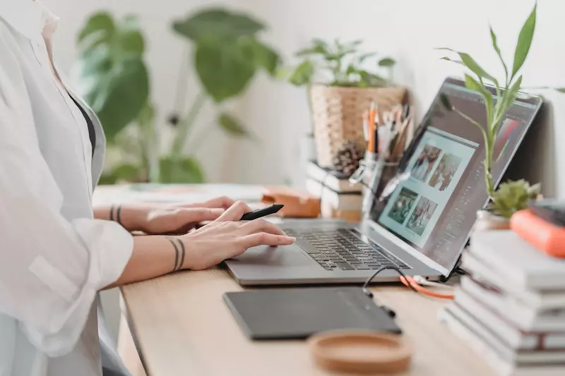 A lady using laptop on the table