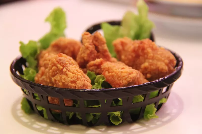 Fried chicken is placed in the bowl 