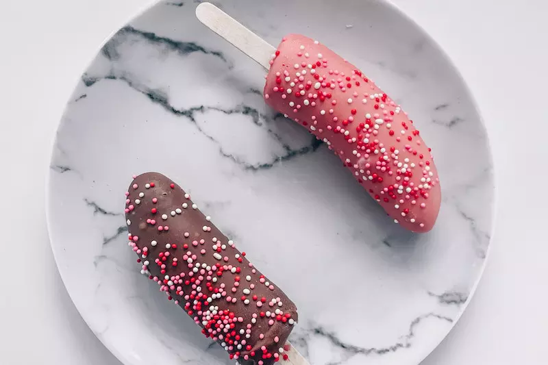 2 ice-cream in the plates