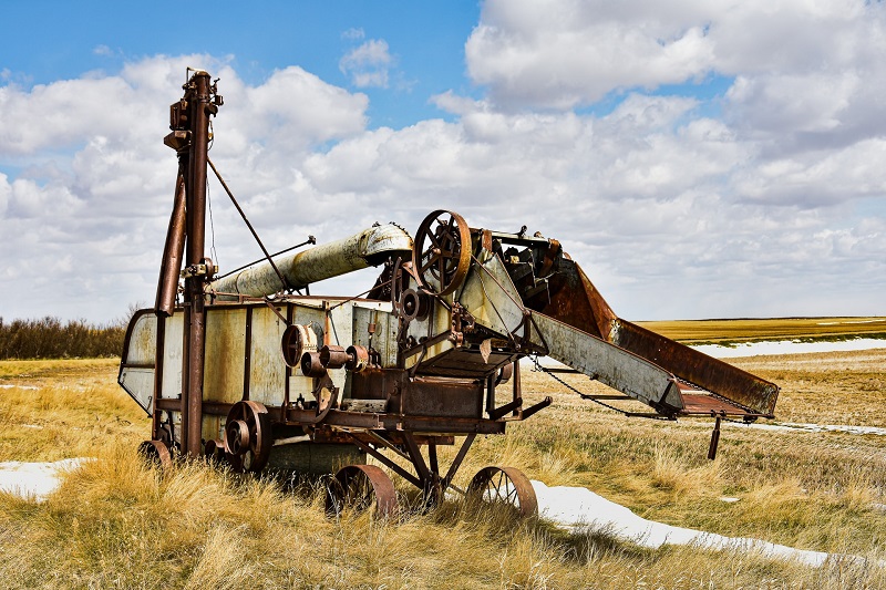 A threshor machine in the farm.