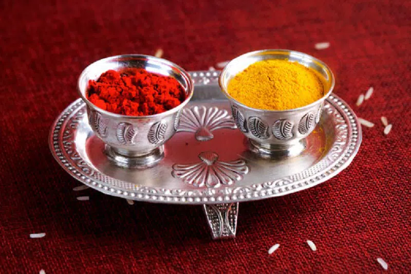 2 bowl of kum kum in the plate on the table