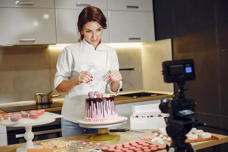 A lady is teaching to make cake online 