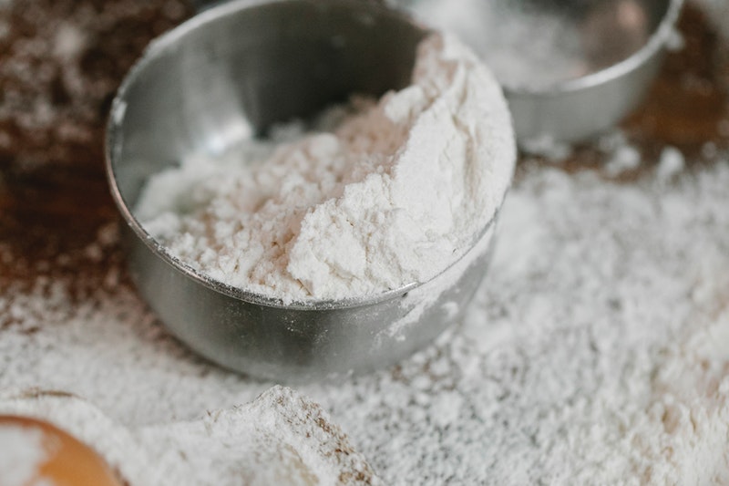 Flour placed in the utensil.