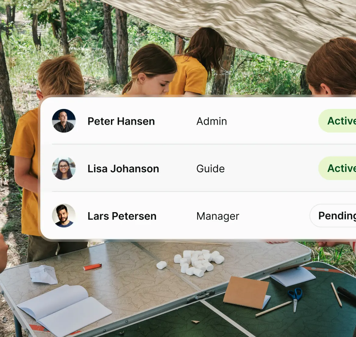 User list showing Peter Hansen as Admin active, Lisa Johanson as Guide active, and Lars Petersen as Manager with pending status overlay on an outdoor scene.