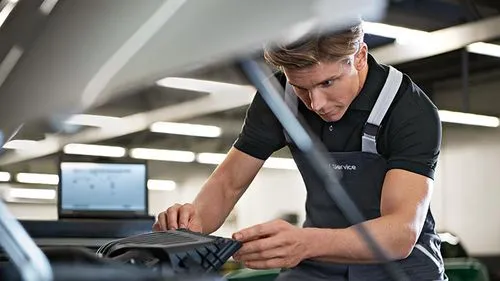 Servicemitarbeiter führt Diagnose am Motor eines MINI durch – MOTORHEIMAT Wagner-Schwarz in Kirchseeon, Traunstein, Altenmarkt, Wasserburg und Oberhaching