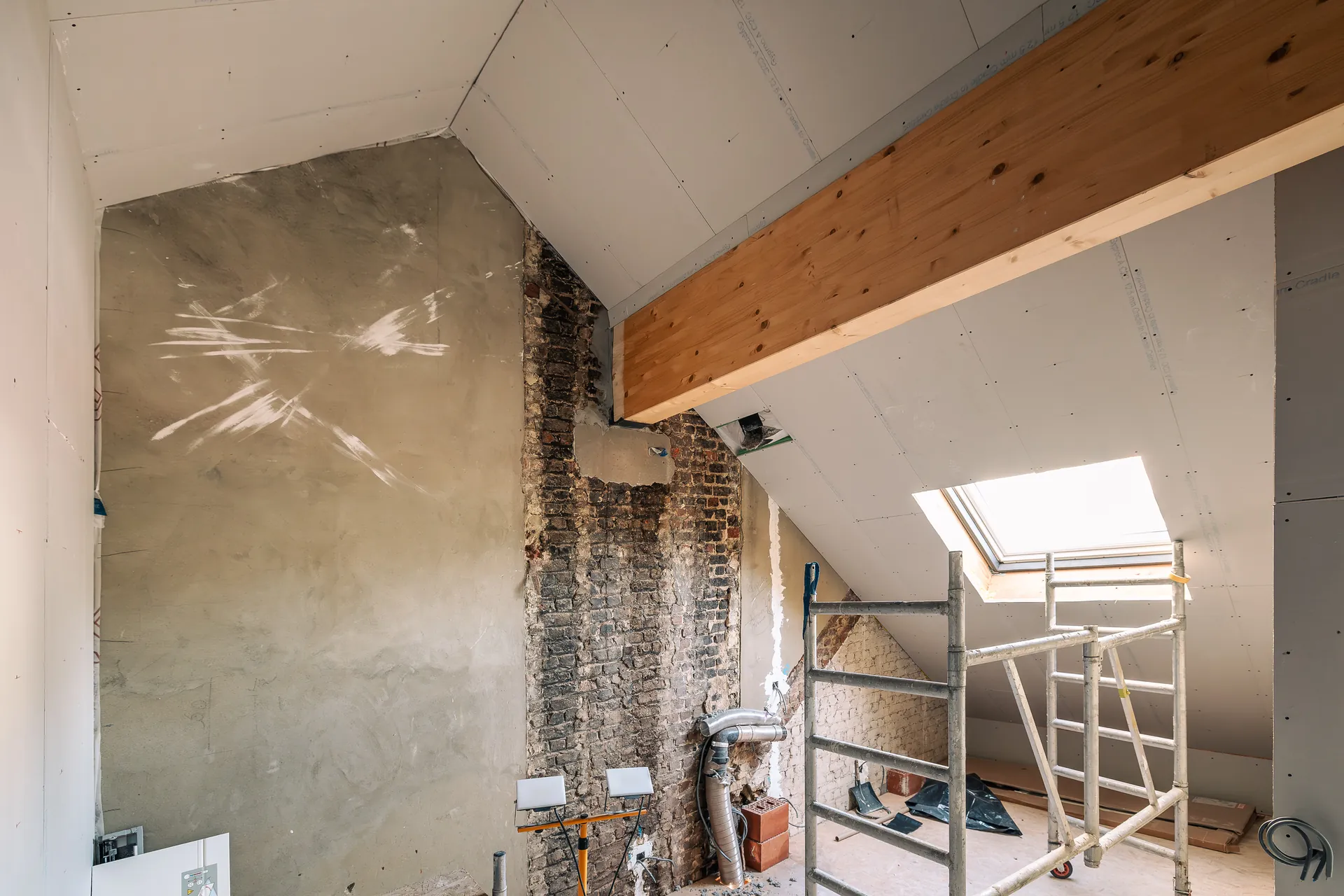 Combles isolés avec fenêtre de toit sur un chantier EcoCasa Construct à Forest
