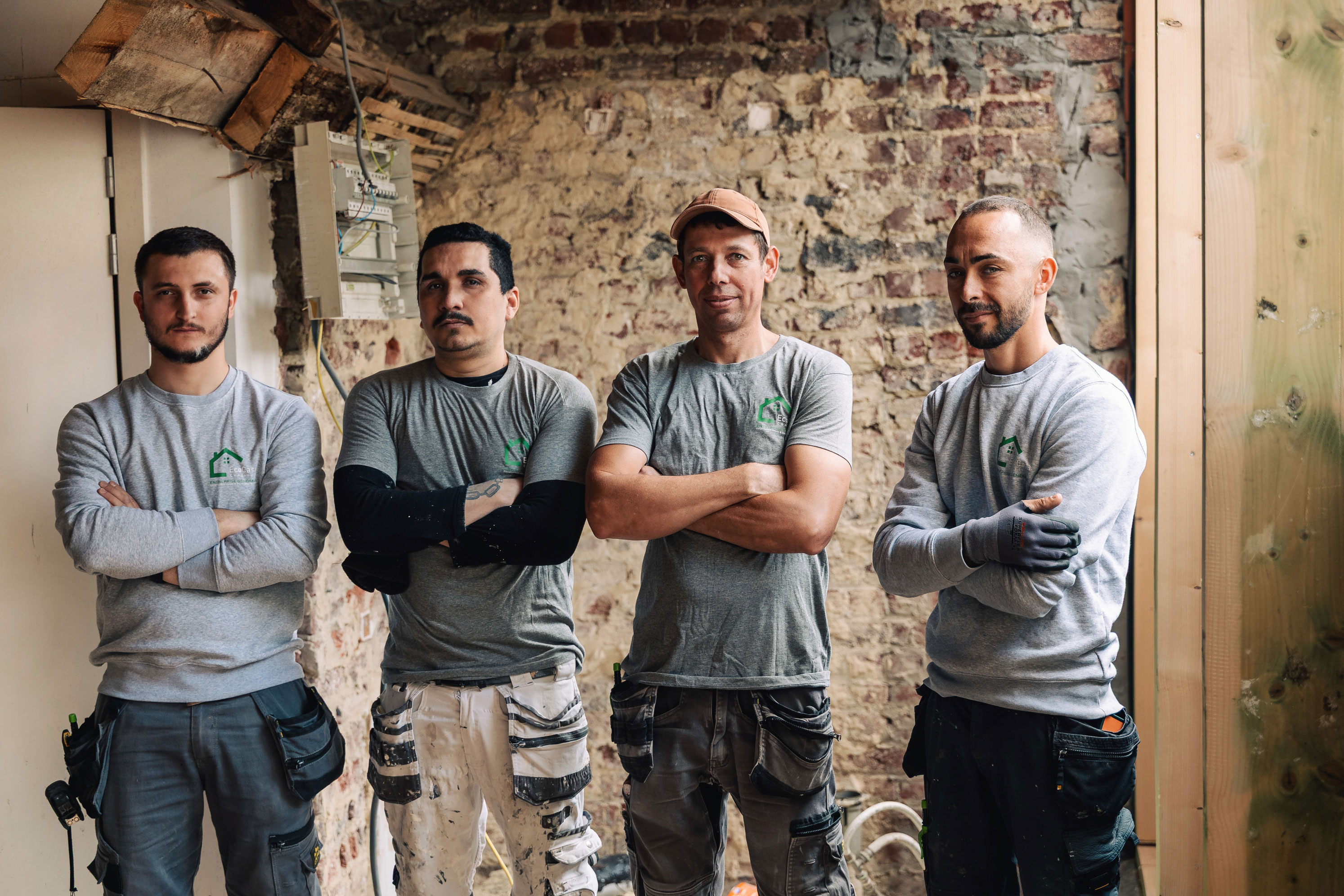 Équipe d’ouvriers EcoCasa-Construct sur le chantier d’extension ossature bois à Forest, Bruxelles