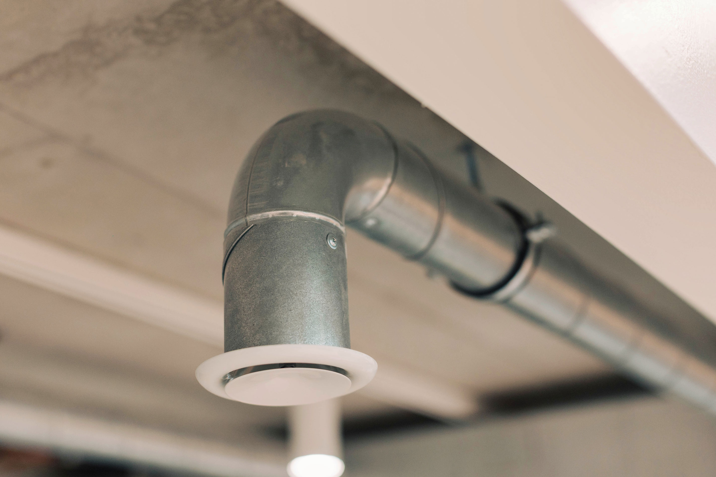 Gaine de ventilation HVAC en acier galvanisé installée sous plafond dans l'espace horeca — EcoCasa-Construct