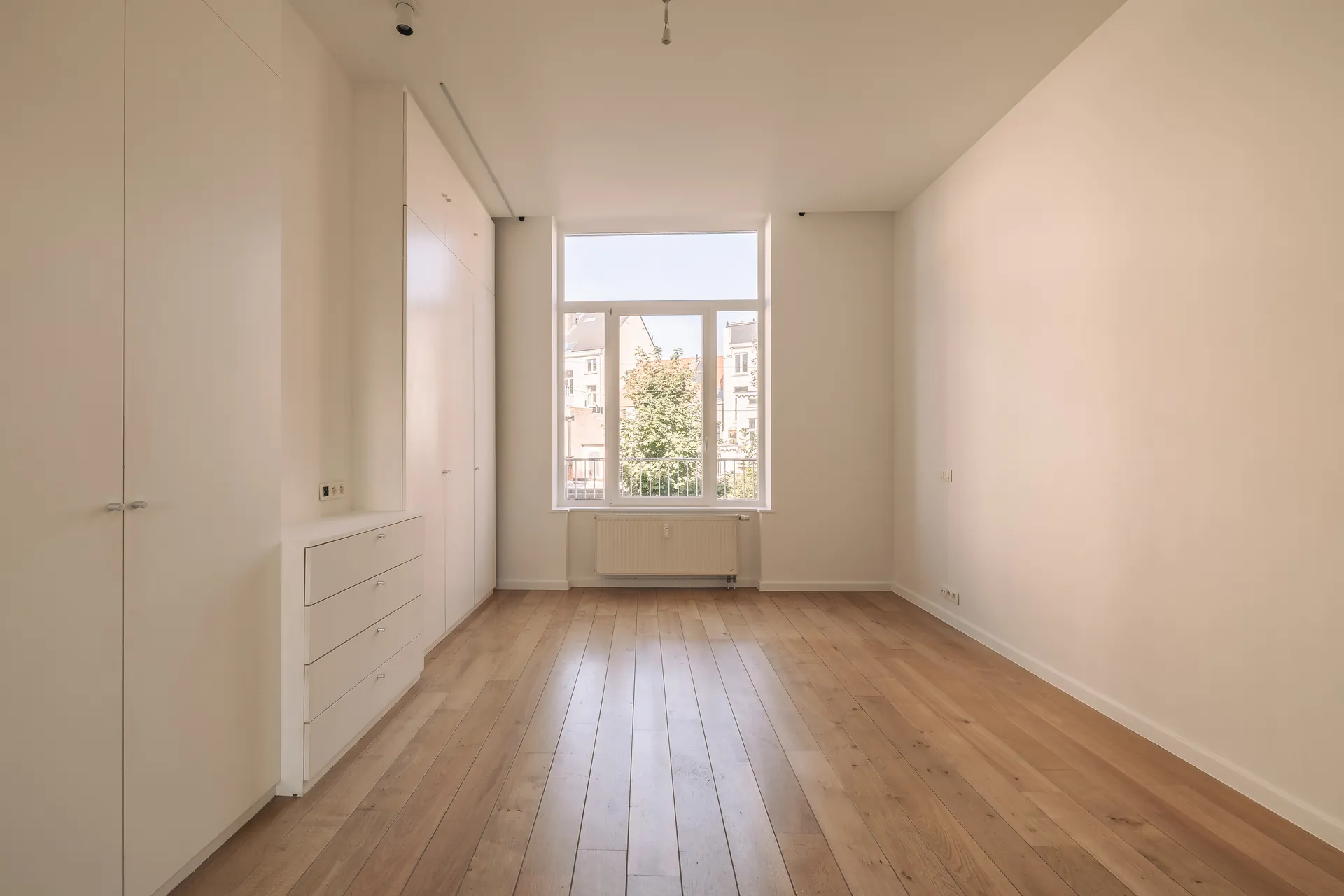 Chambre avec placards sur mesure intégrés — maison rénovée à Saint-Gilles, Bruxelles