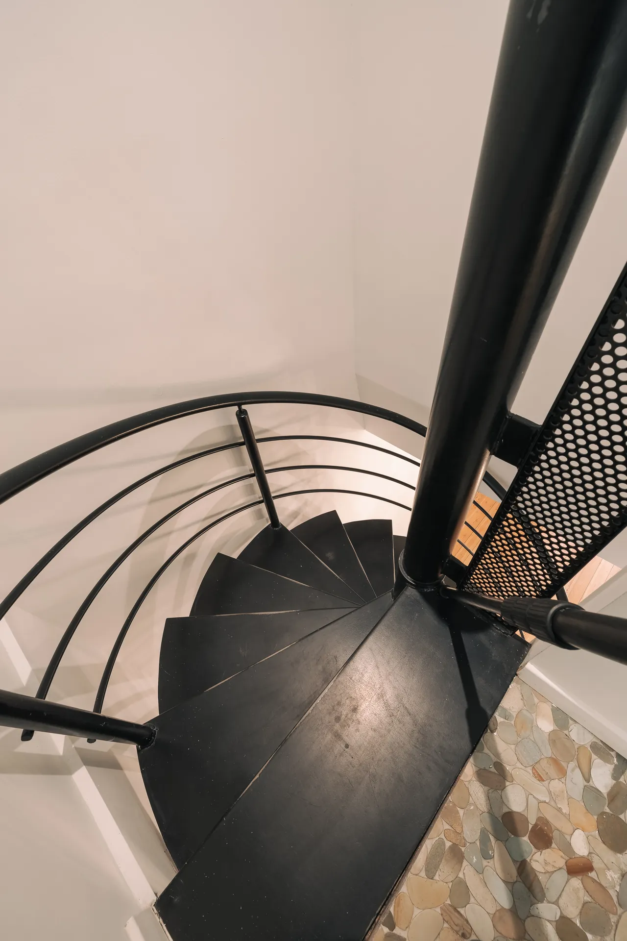 Escalier en colimaçon vu d'en haut — maison rénovée à Saint-Gilles, Bruxelles