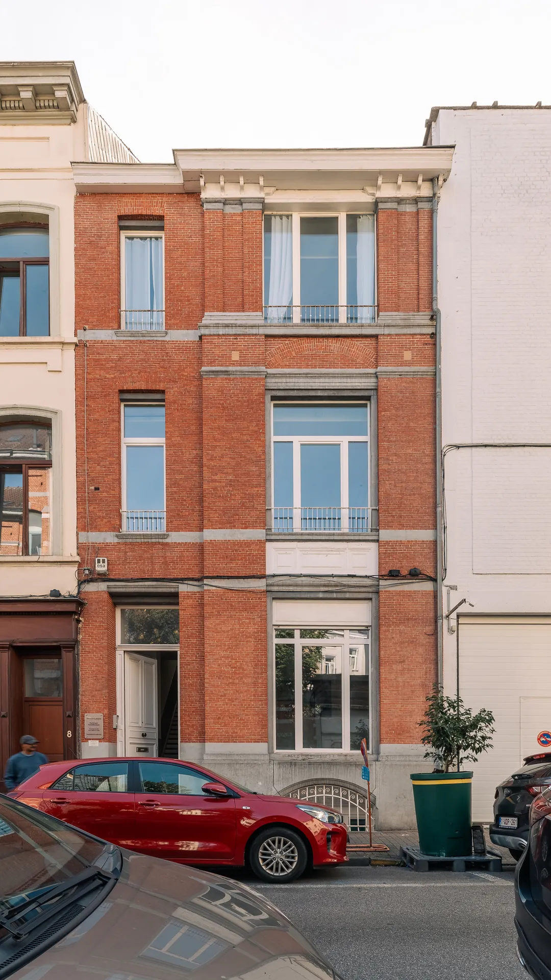 Façade en brique de la maison, côté rue — maison rénovée à Saint-Gilles, Bruxelles