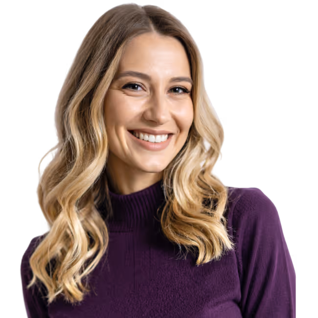 White blonde woman using a purple blouse