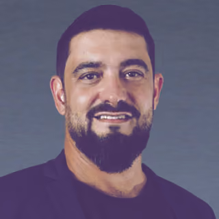 Fotografia de Rodrigo Peixoto, homem de barba sorridente