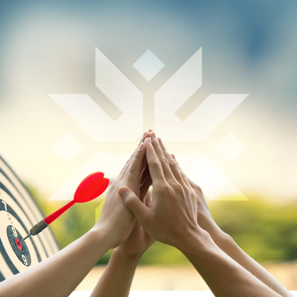 أشخاص يرفعون أيديهم معًا رمزا للعمل التطوعي والمشاركة الجماعية عبر منصة ساري لتعزيز فرص ومجالات التطوع