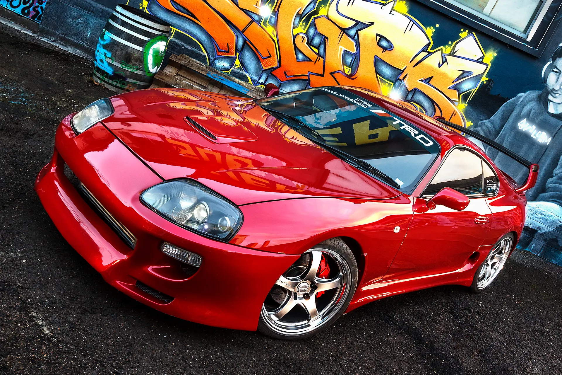 Toyota Supra MK4 rouge de 3/4 avant sans plaque d'immatriculation