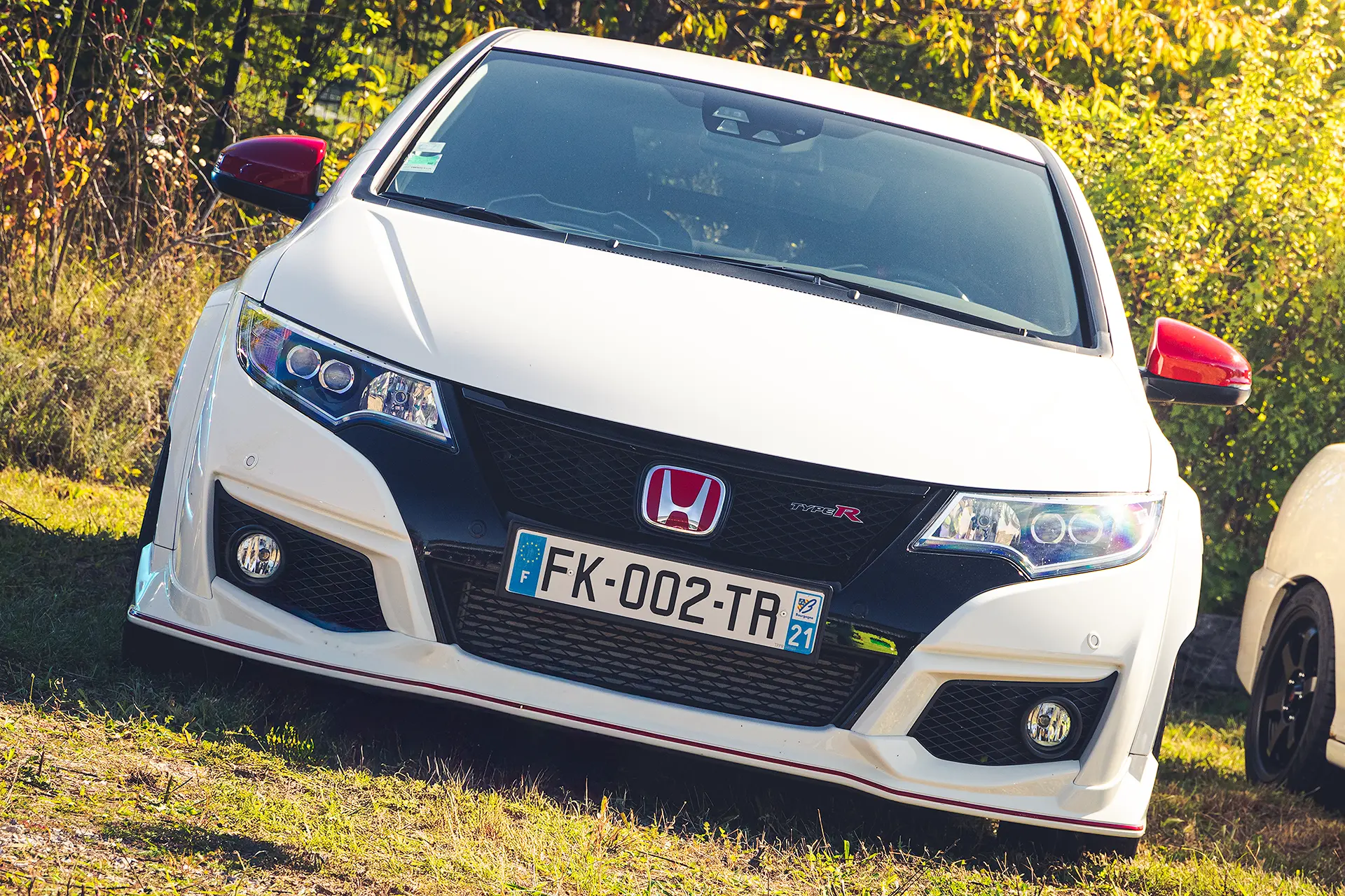 Face avant d'une Honda Civic Type R FK2 blanche avec une plaque d'immatriculation personnalisée
