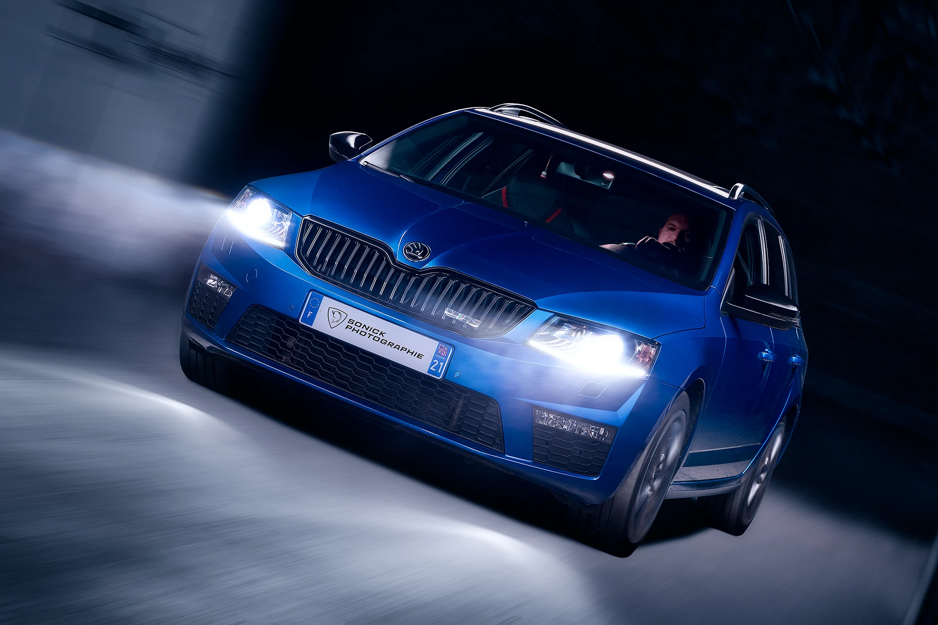 Skoda Octavia VRS break bleue de 3/4 avant roulant avec une plaque personnalisée Sonick Photographie