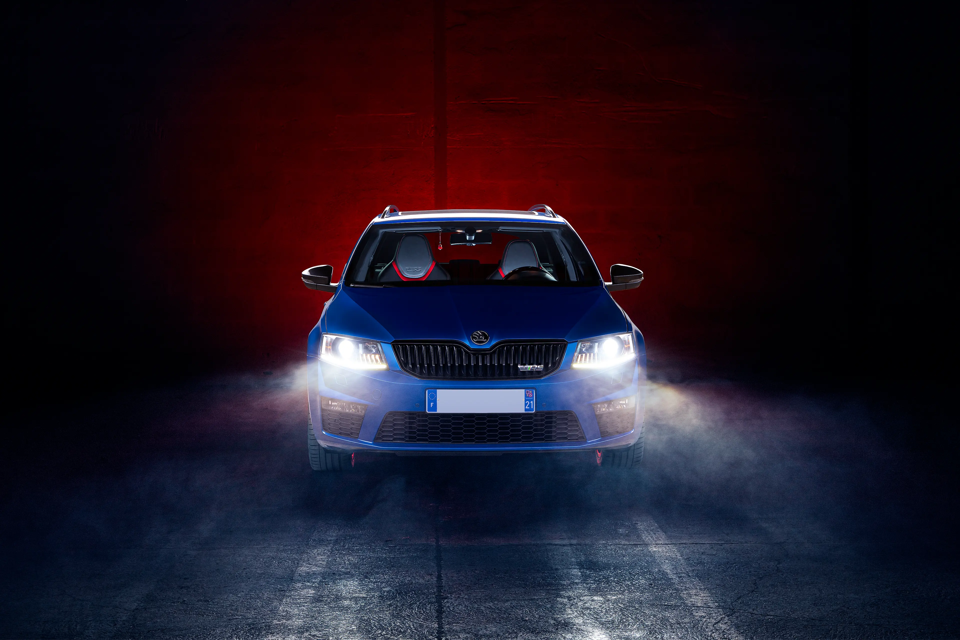 Avant d'une Skoda Octavia VRS break bleue dans un entrepĂŽt sombre en light painting