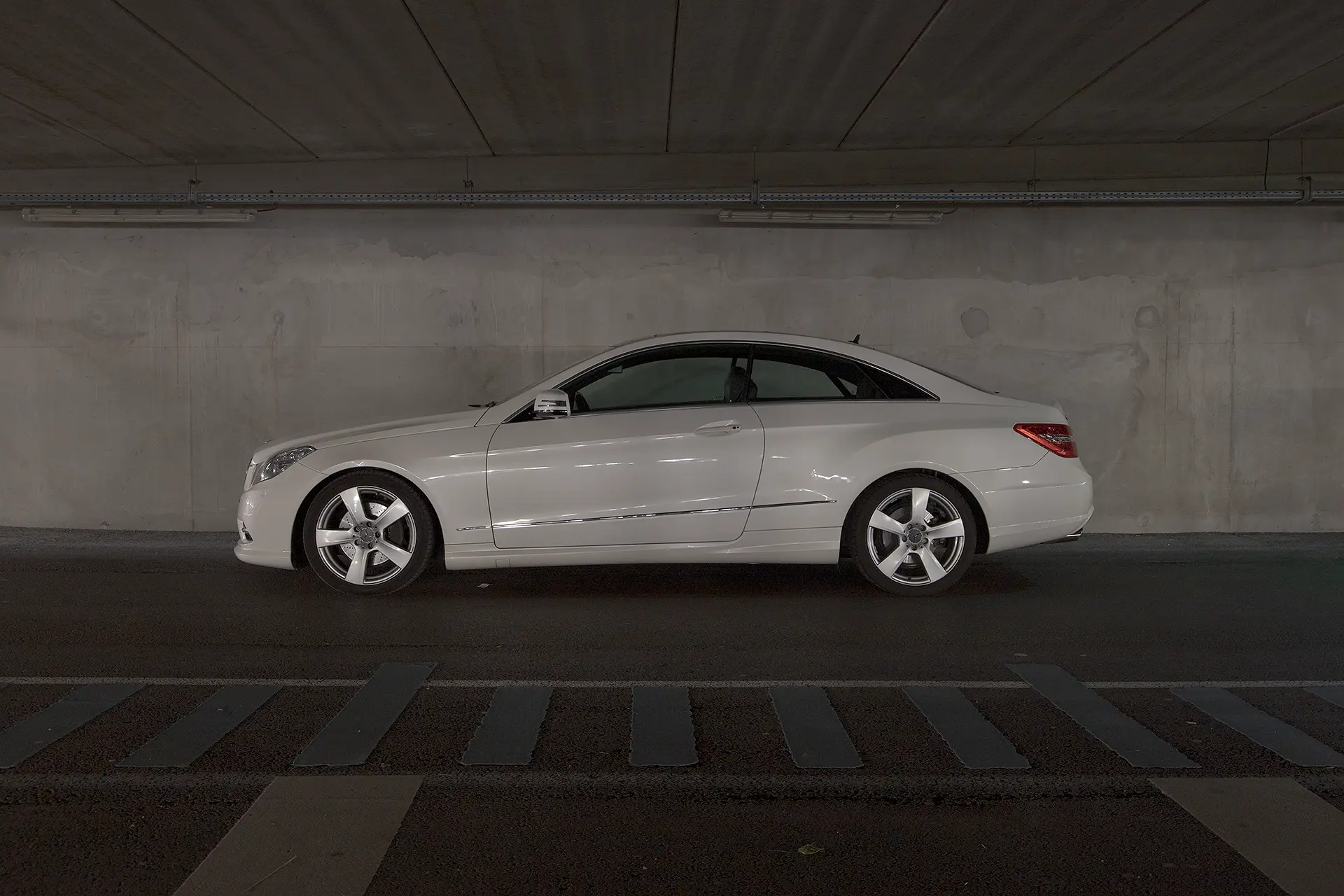 Photo brute non retouchée d'une Mercedes Classe E coupé W212 blanche de profil