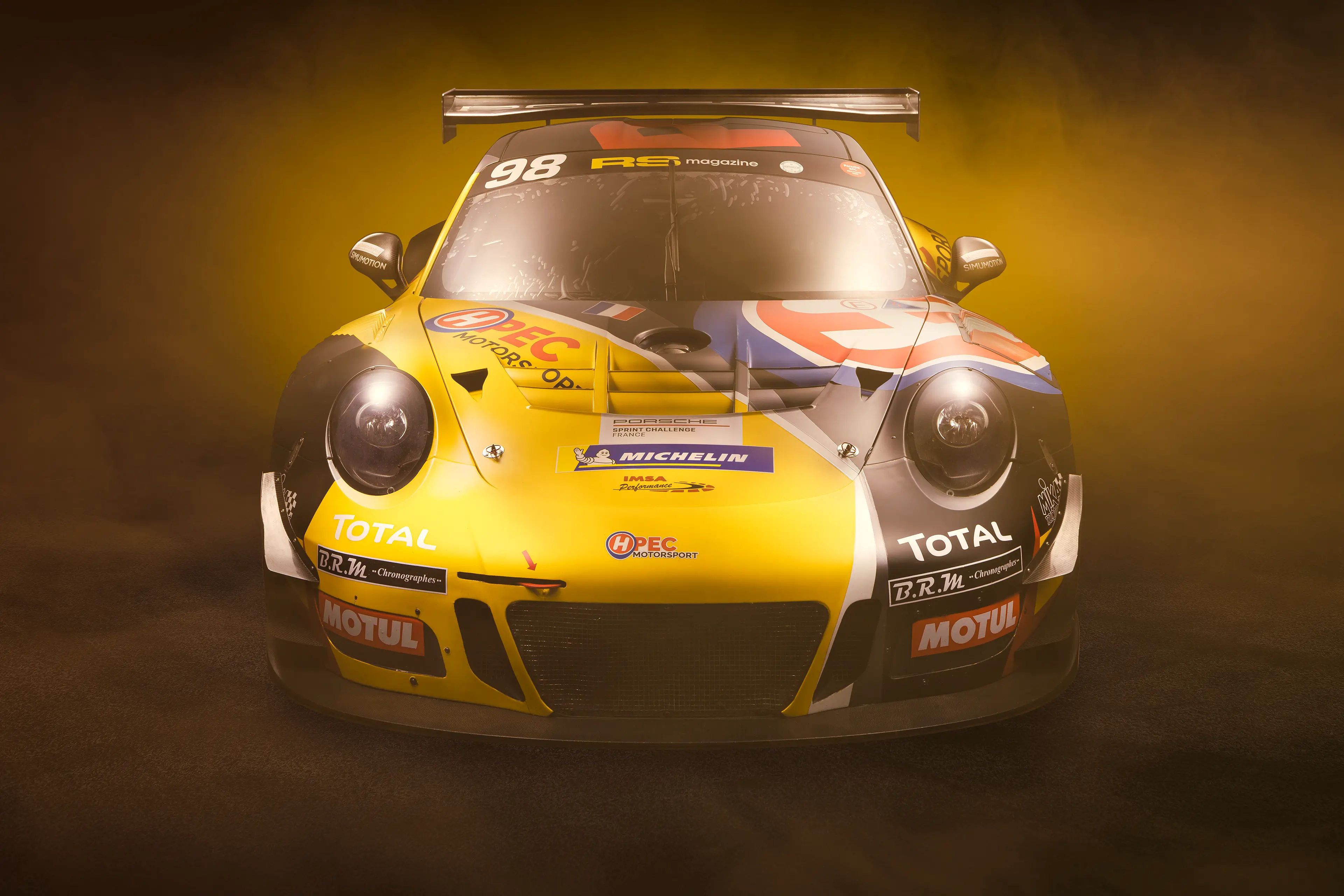 Avant d'une Porsche 911 991 GT3 R jaune et noire HPEC Motorsport de Charles Milesi avec la technique FDL