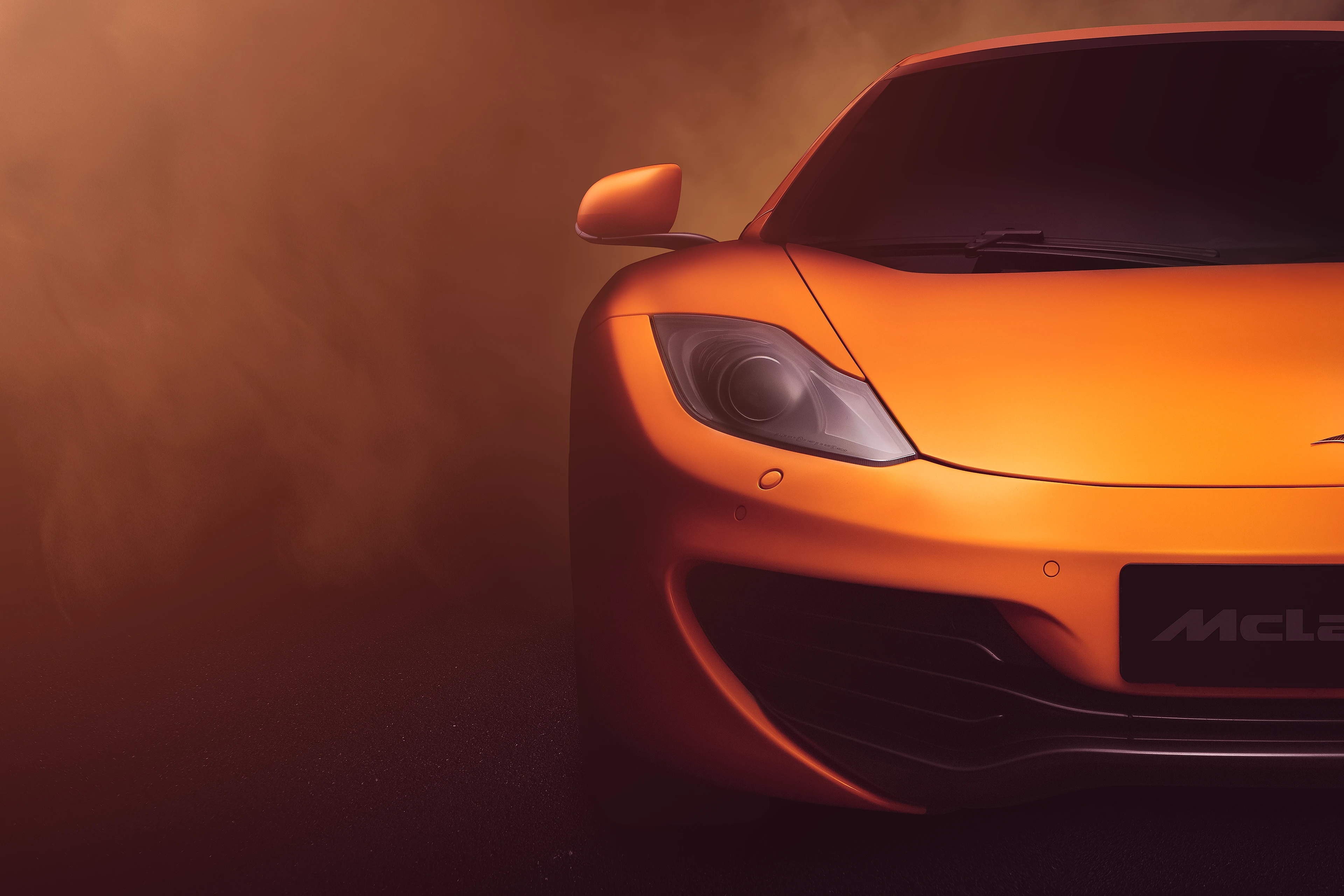 Face avant d'une McLaren MP4-12C orange papaye avec la technique FDL