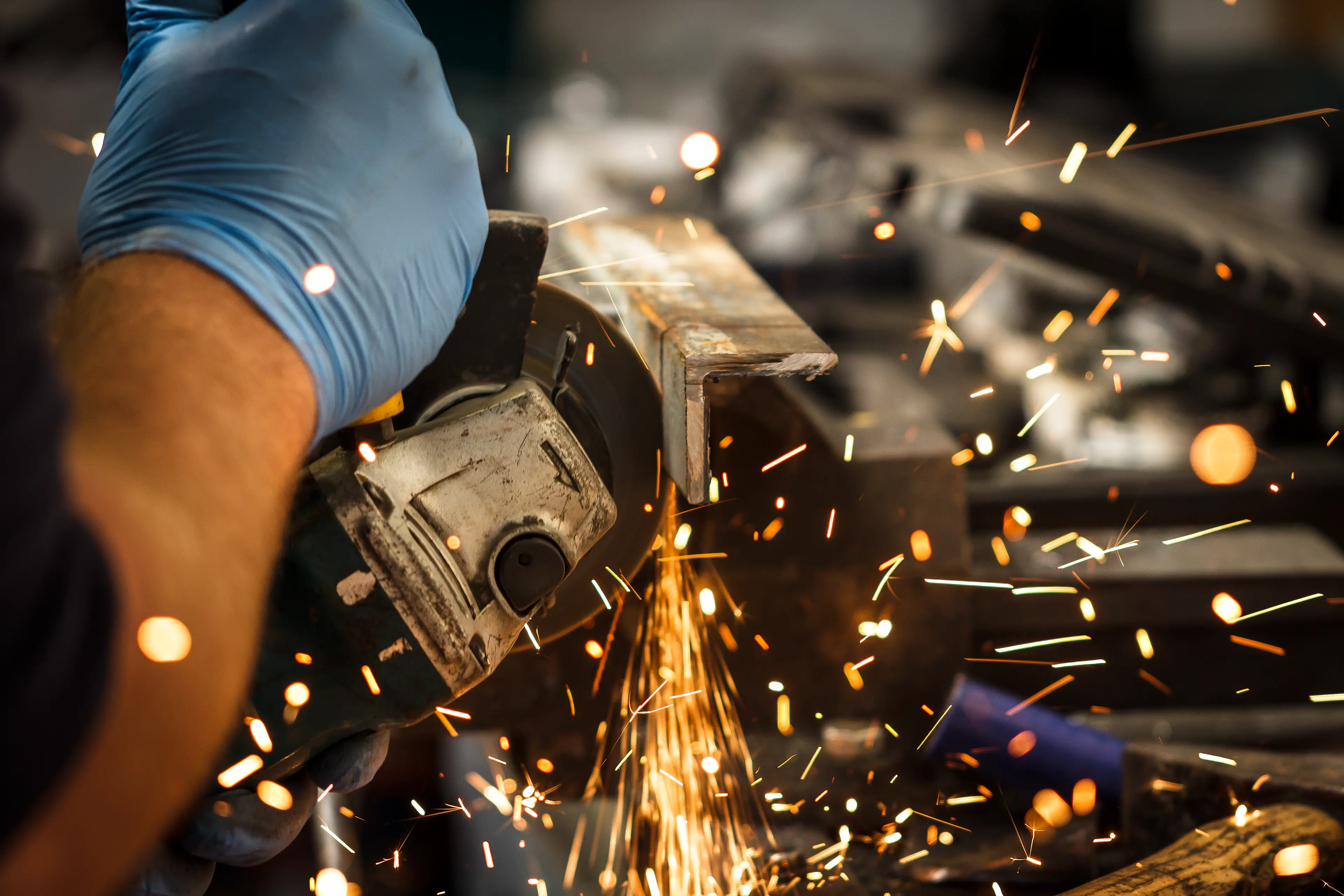 Mécanicien tenant une disqueuse faisant des étincelles