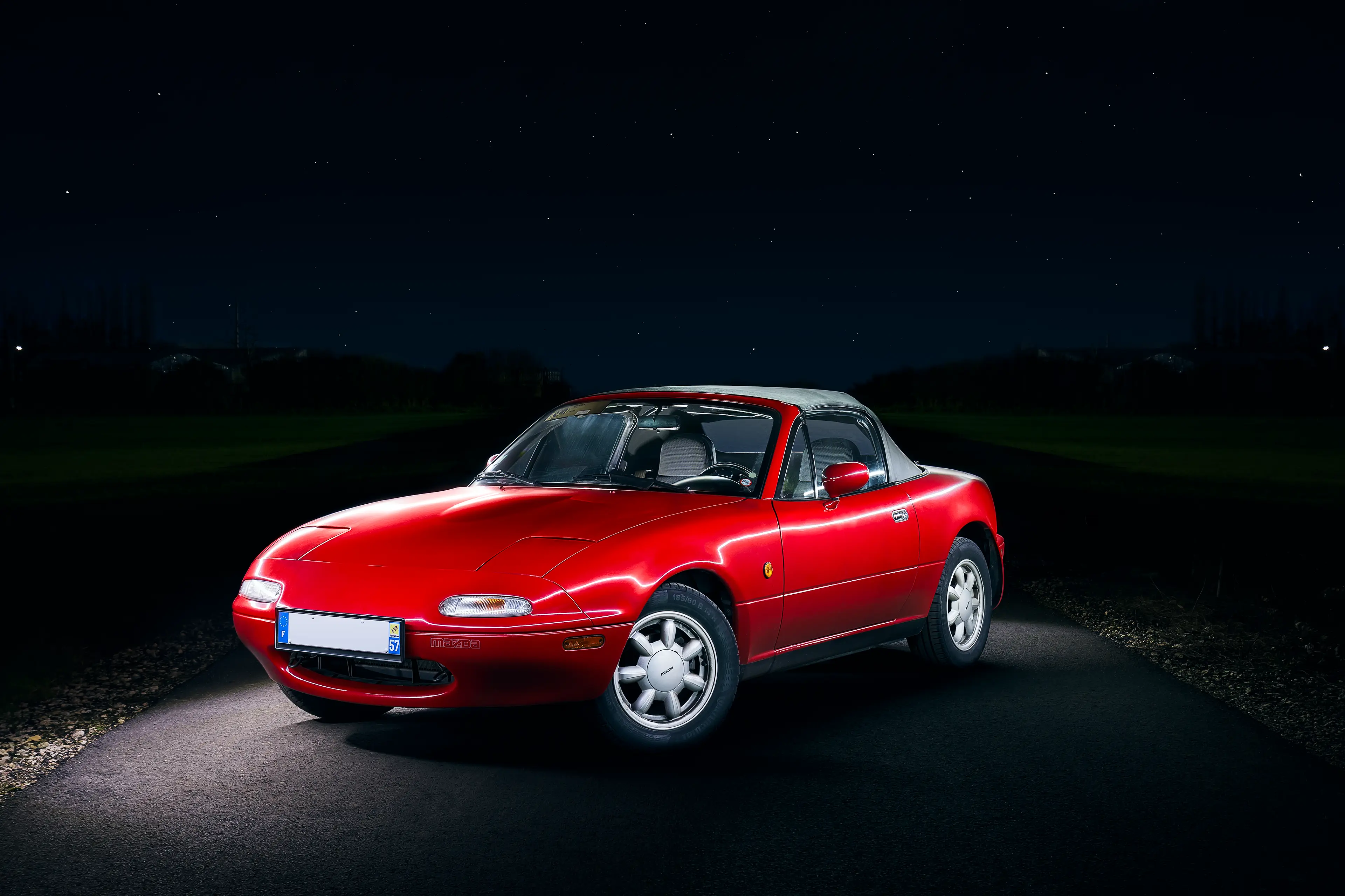 Mazda MX-5 NA rouge de 3/4 avant de nuit en light painting
