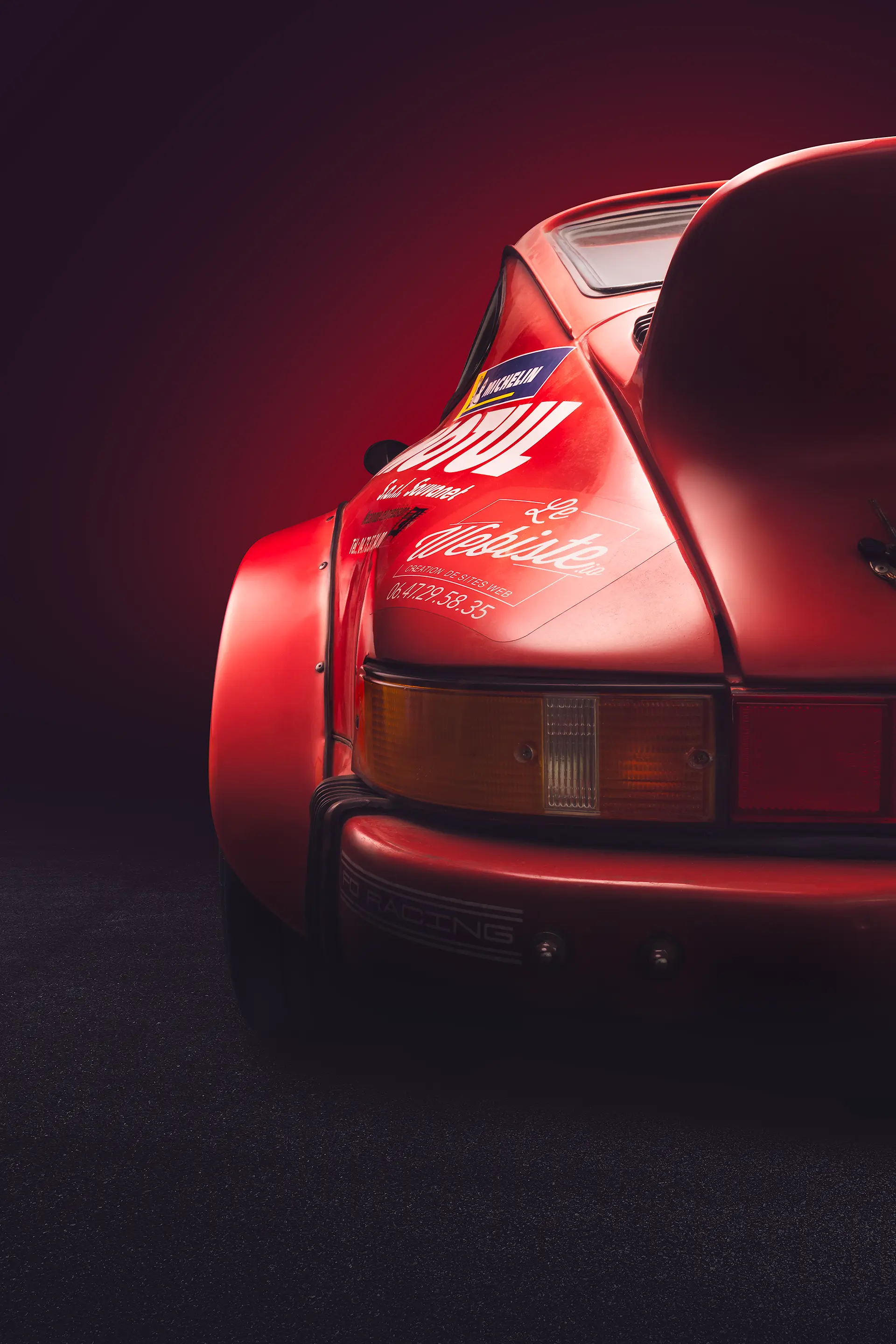 Arrière d'une Porsche 911 964 Carrera rouge de course avec la technique FDL