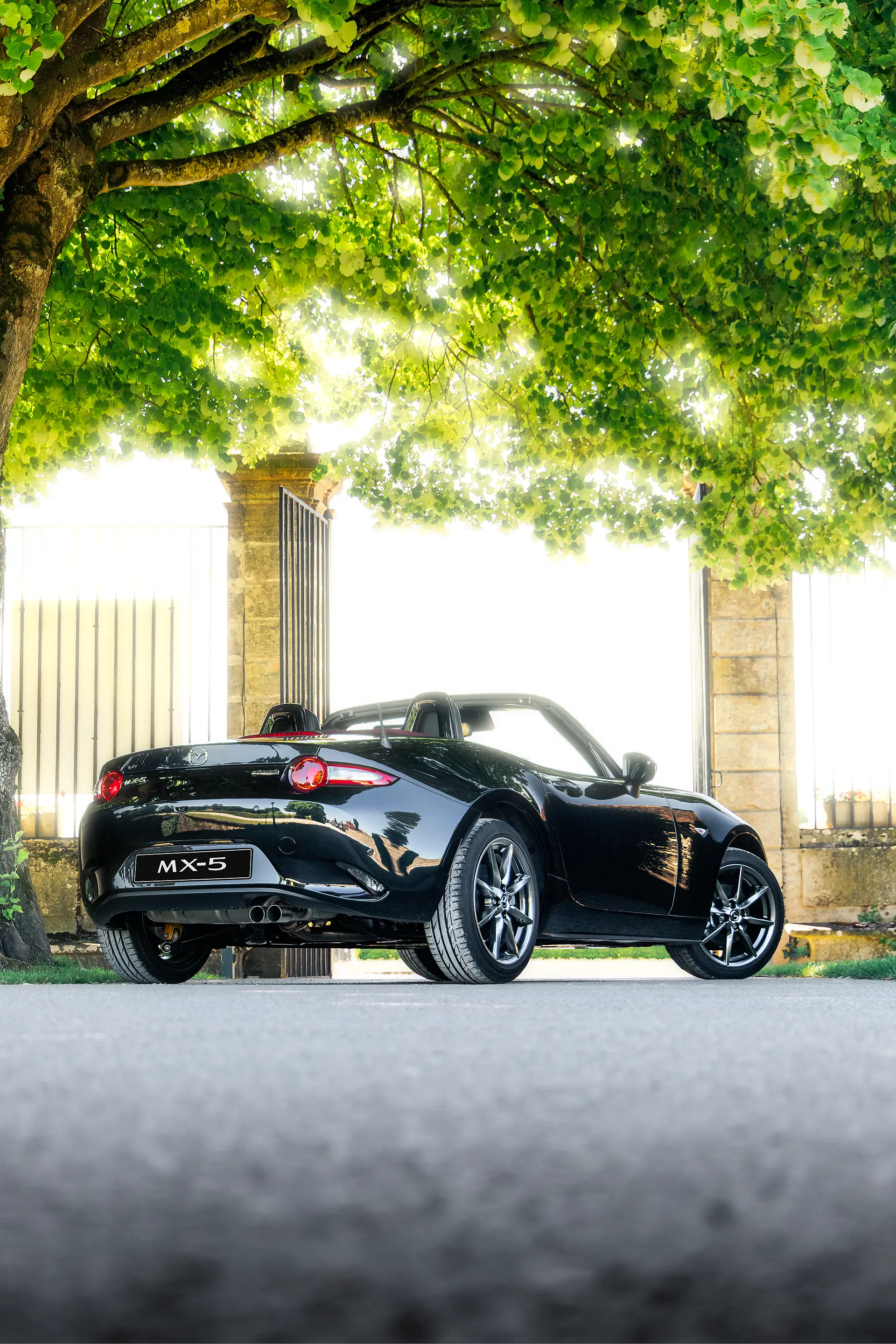 Mazda MX-5 ND noire de 3/4 arrière