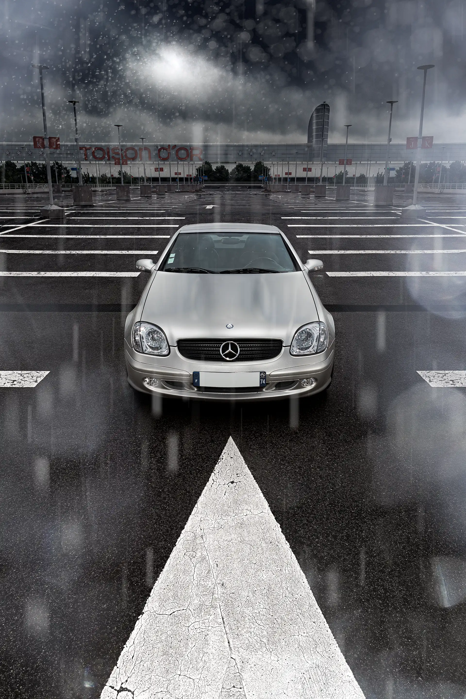 Mercedes SLK R170 grise de face sous la pluie devant la Toison d'Or Ă Dijon