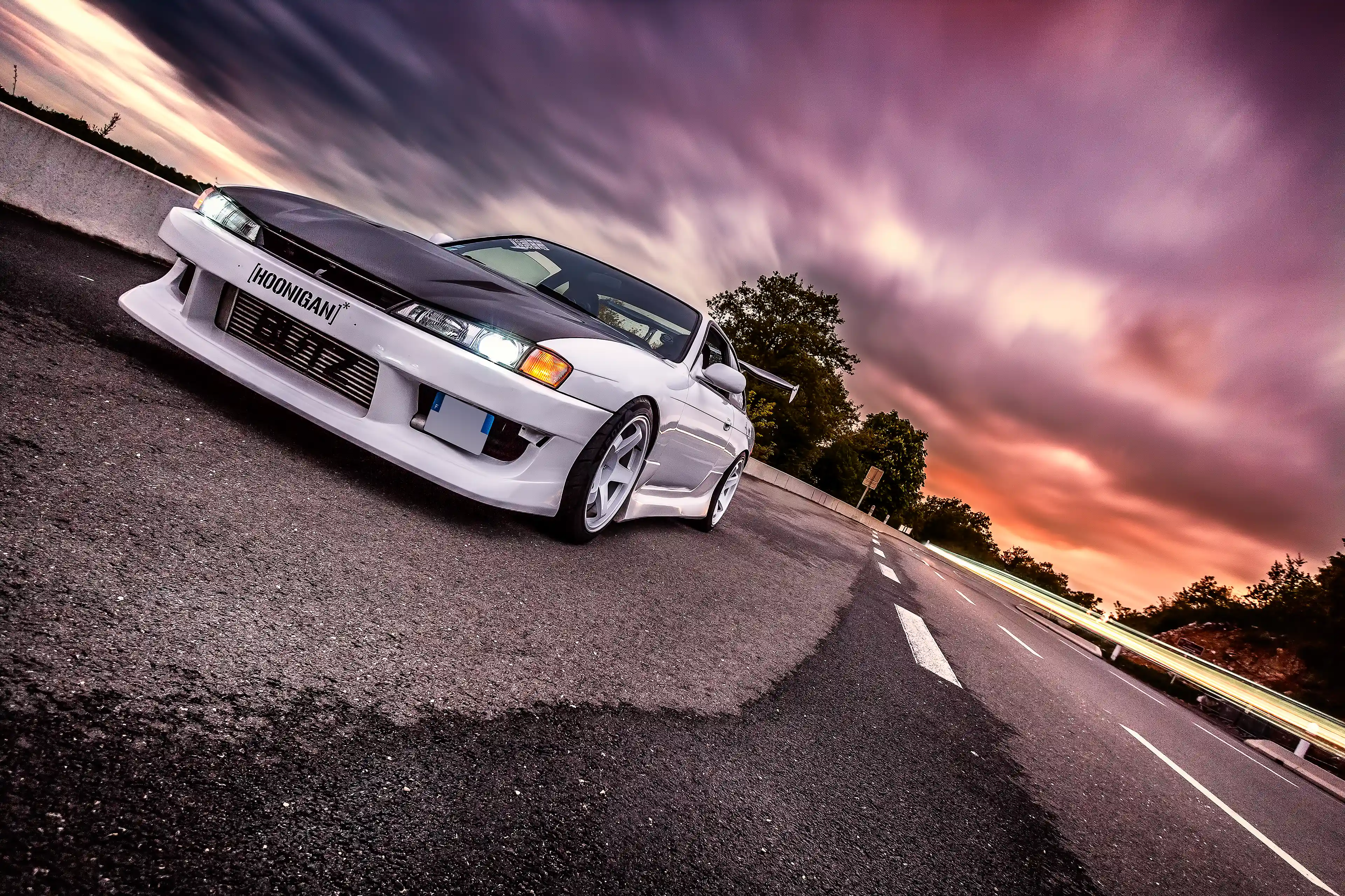 Nissan 200SX S14A blanche avec capot carbone de 3/4 avant en pose longue en fin de journée