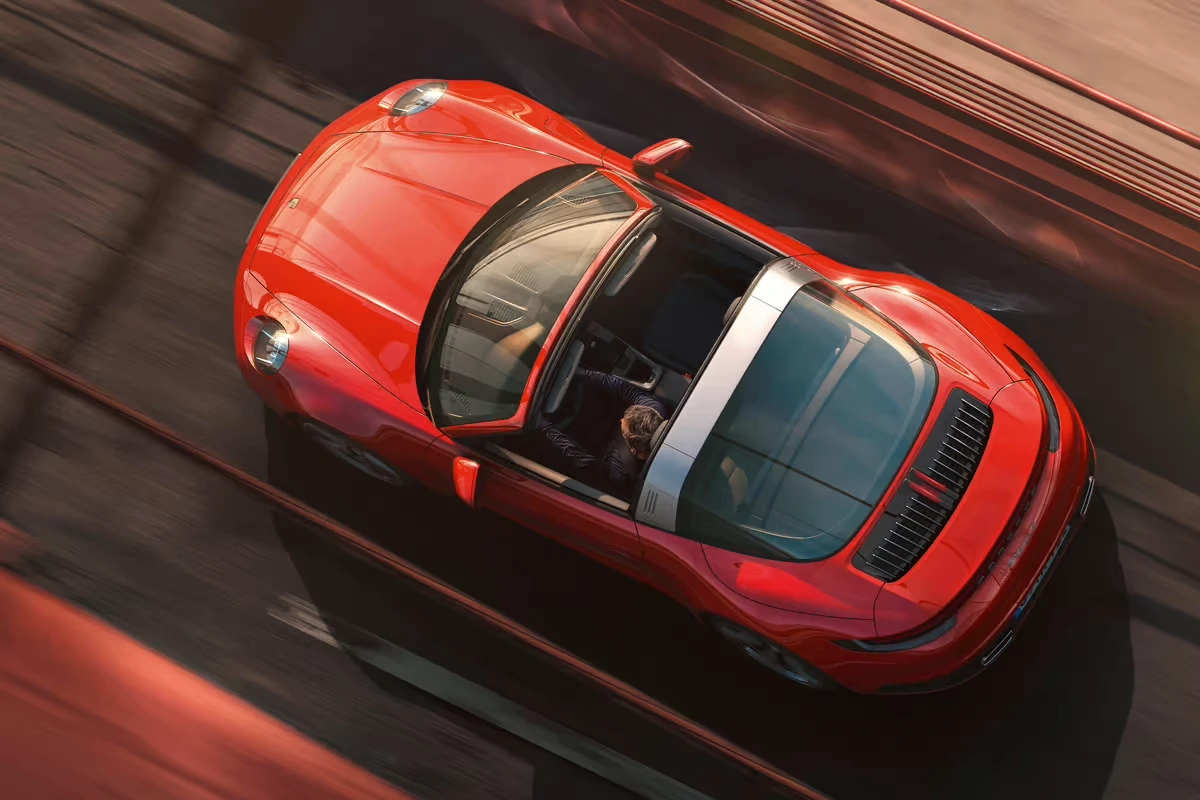 Porsche 911 Targa rouge qui roule en vue aérienne, photo prise avec un drone