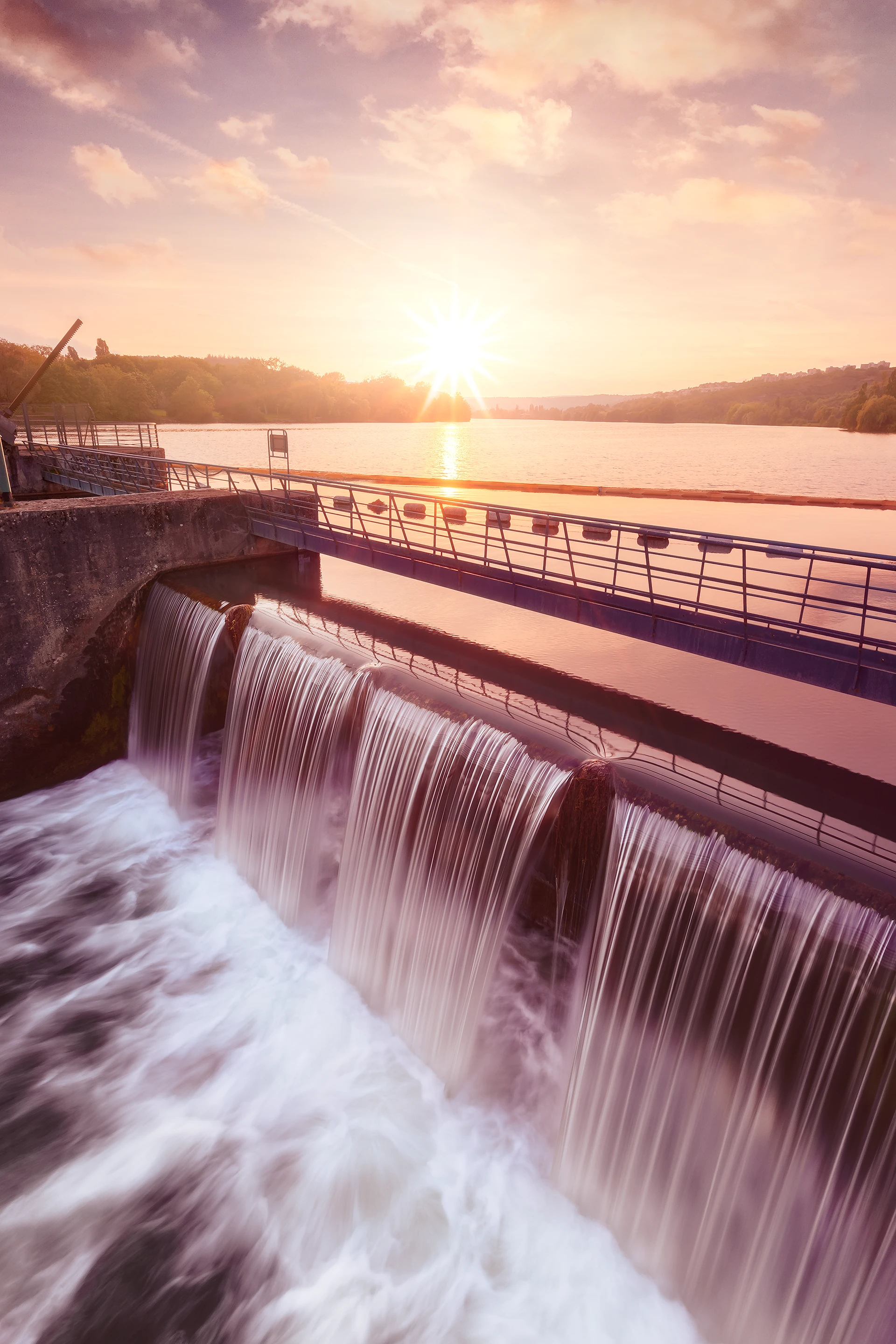 Ccascade d'eau du lac Kir à Dijon au coucher de soleil en pose longue