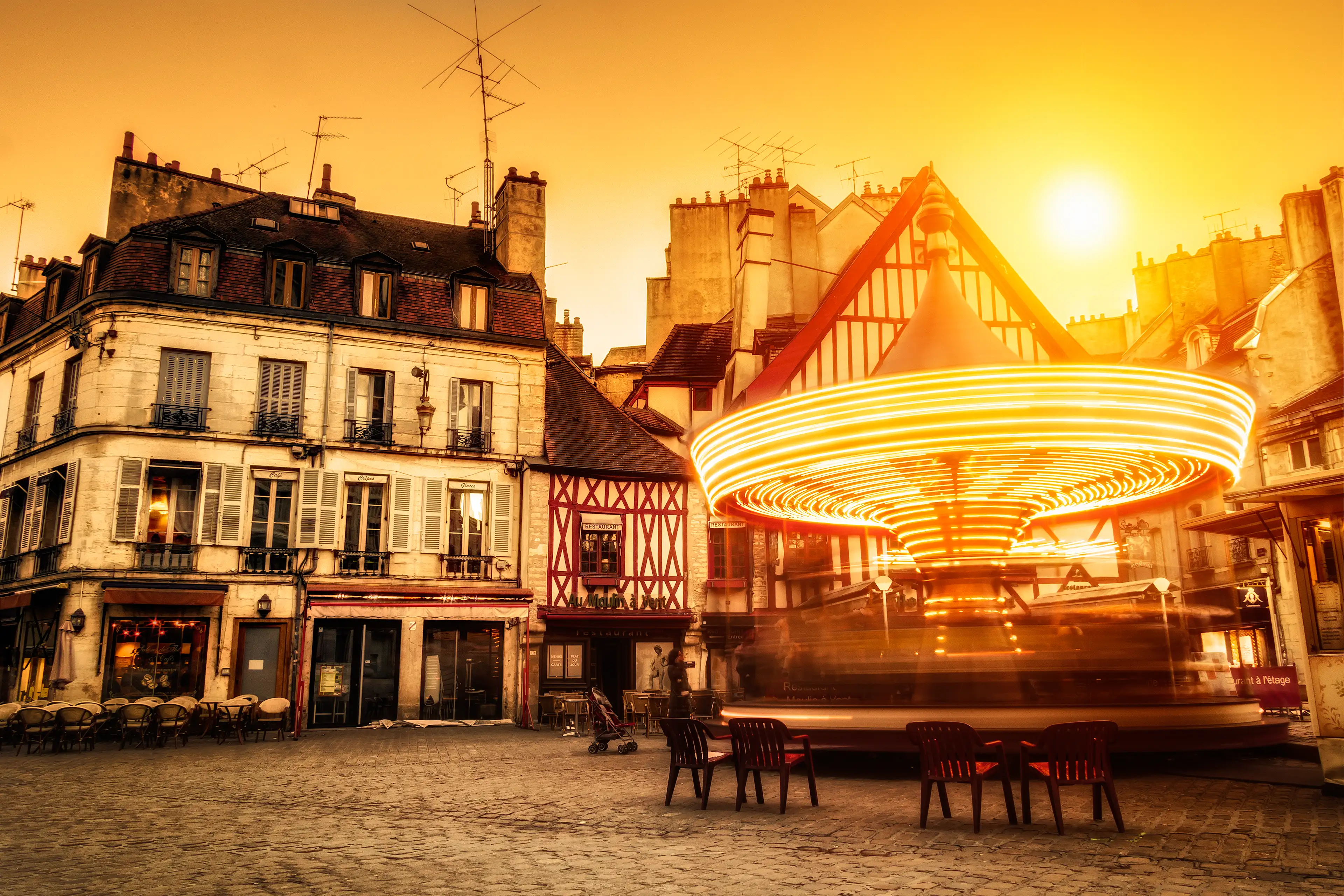Carrousel du Bareuzai au centre-ville de Dijon en Côte d'Or au coucher du soleil en pose longue