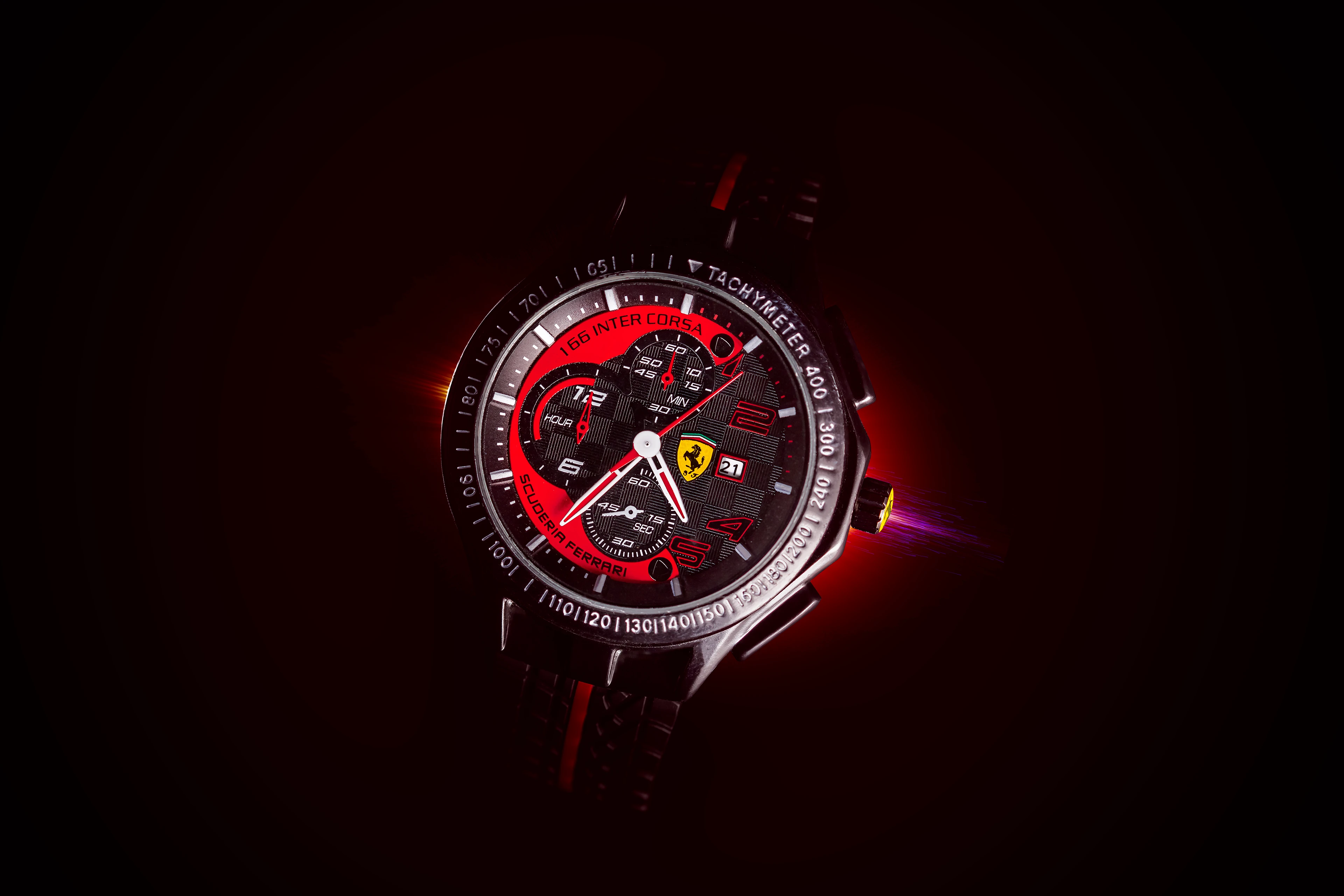 Montre Scuderia Ferrari sur fond noir et rouge