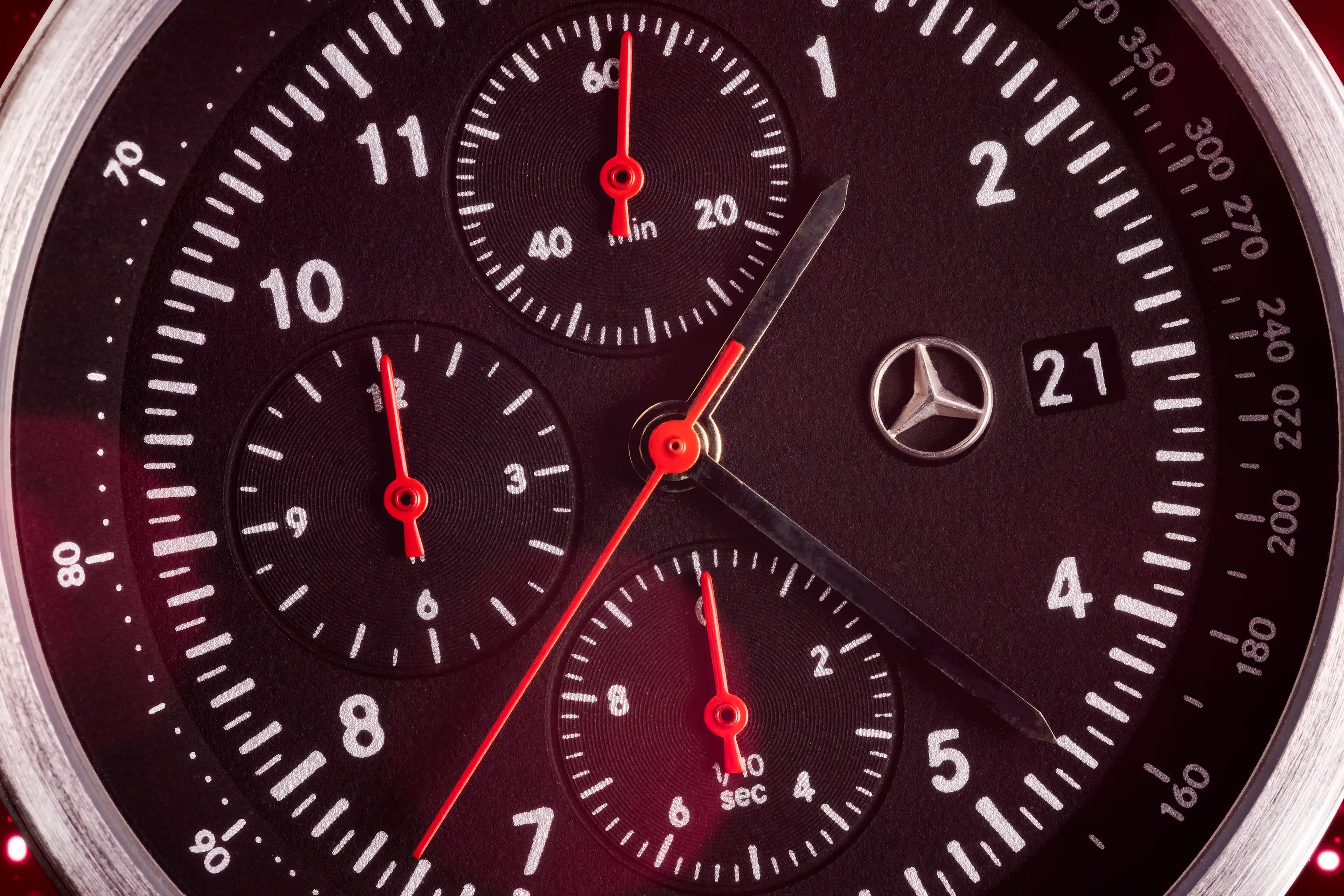 Détail en photo macro d'une montre Mercedes