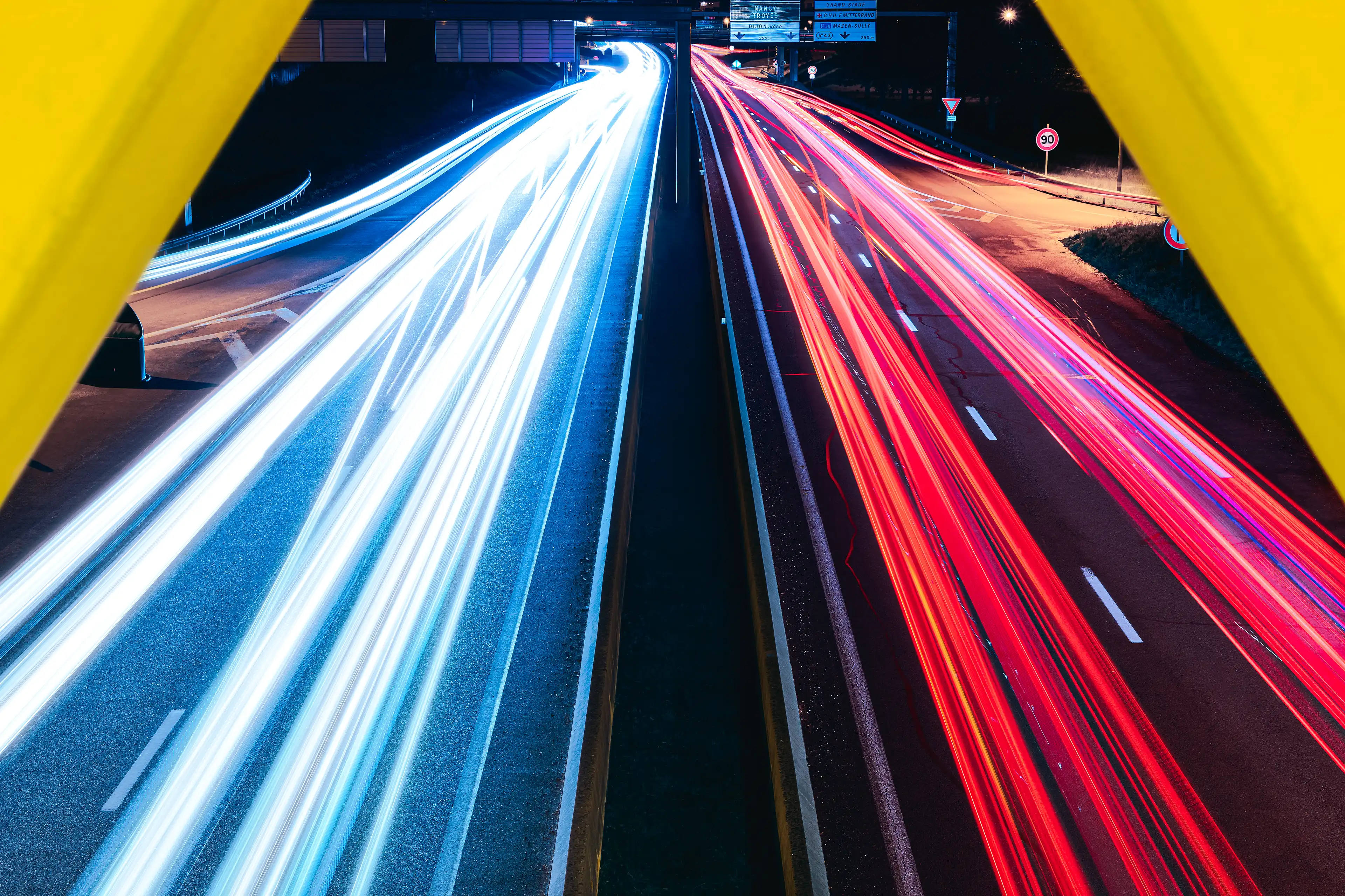 Rocade de Dijon de nuit en pose longue avec les traînées des phares et feux des voitures
