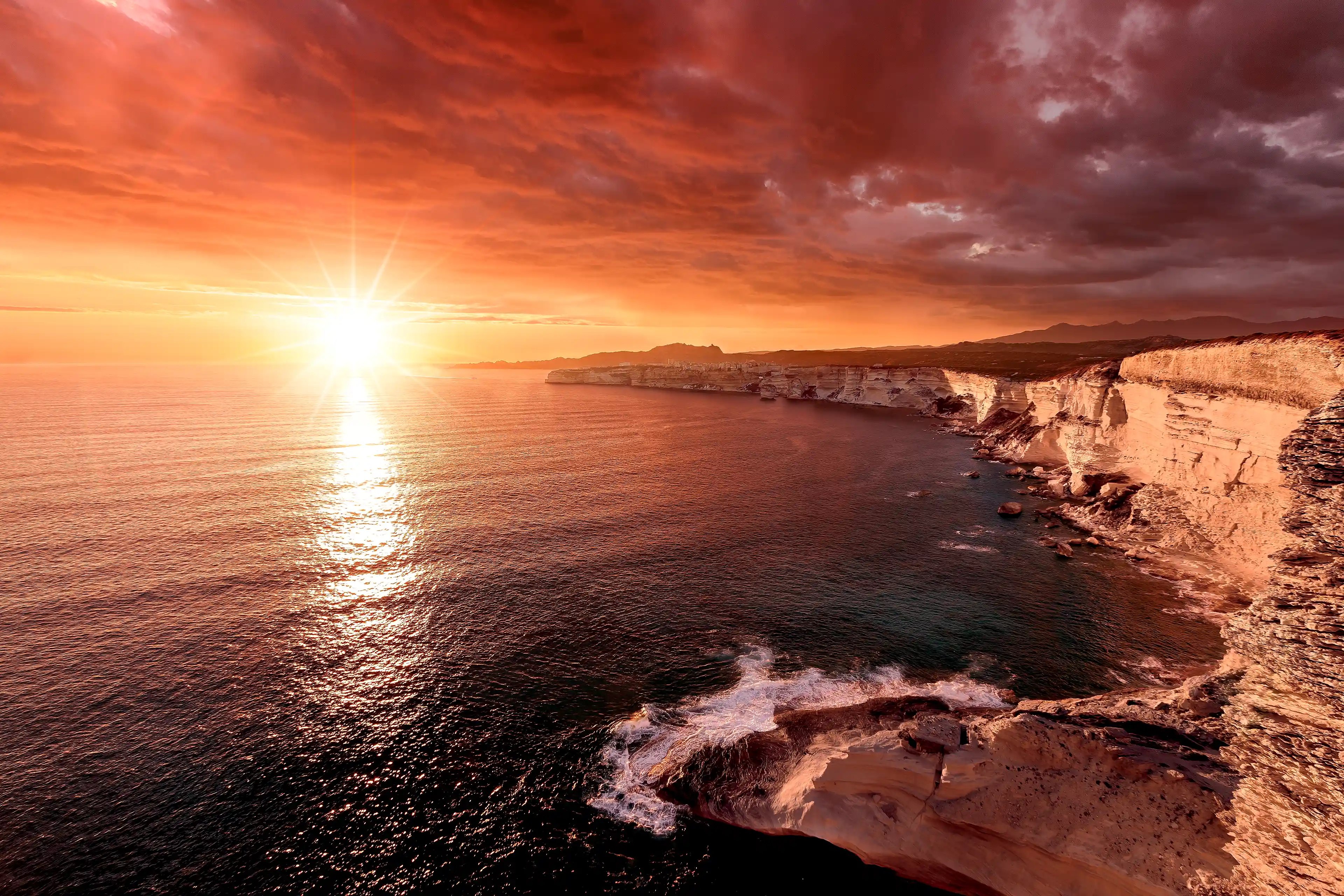Coucher de soleil sur la falaise de Bonifacio en Corse