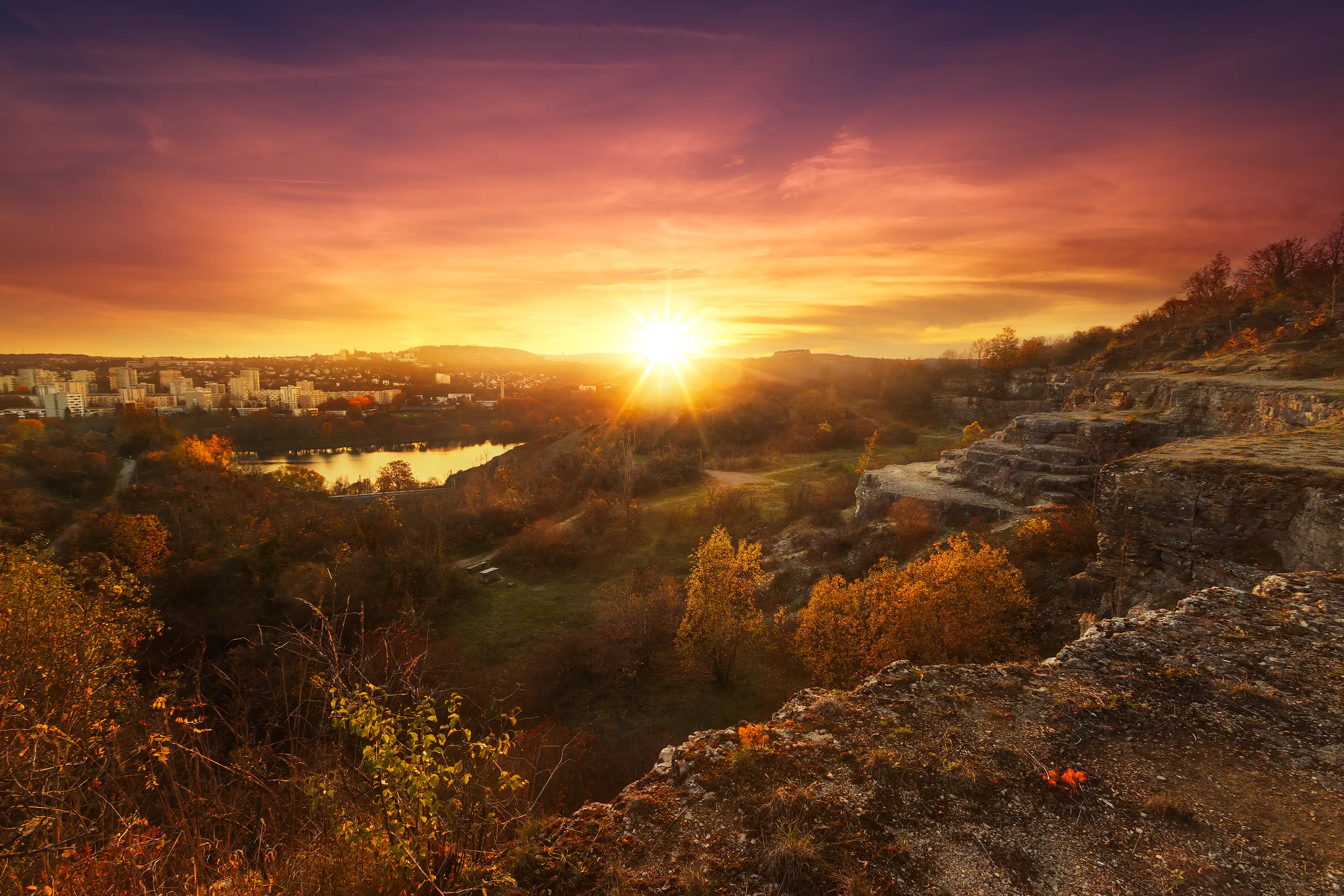 Coucher de soleil sur Talant en Côte d'Or au parc de la Fontaine aux Fées