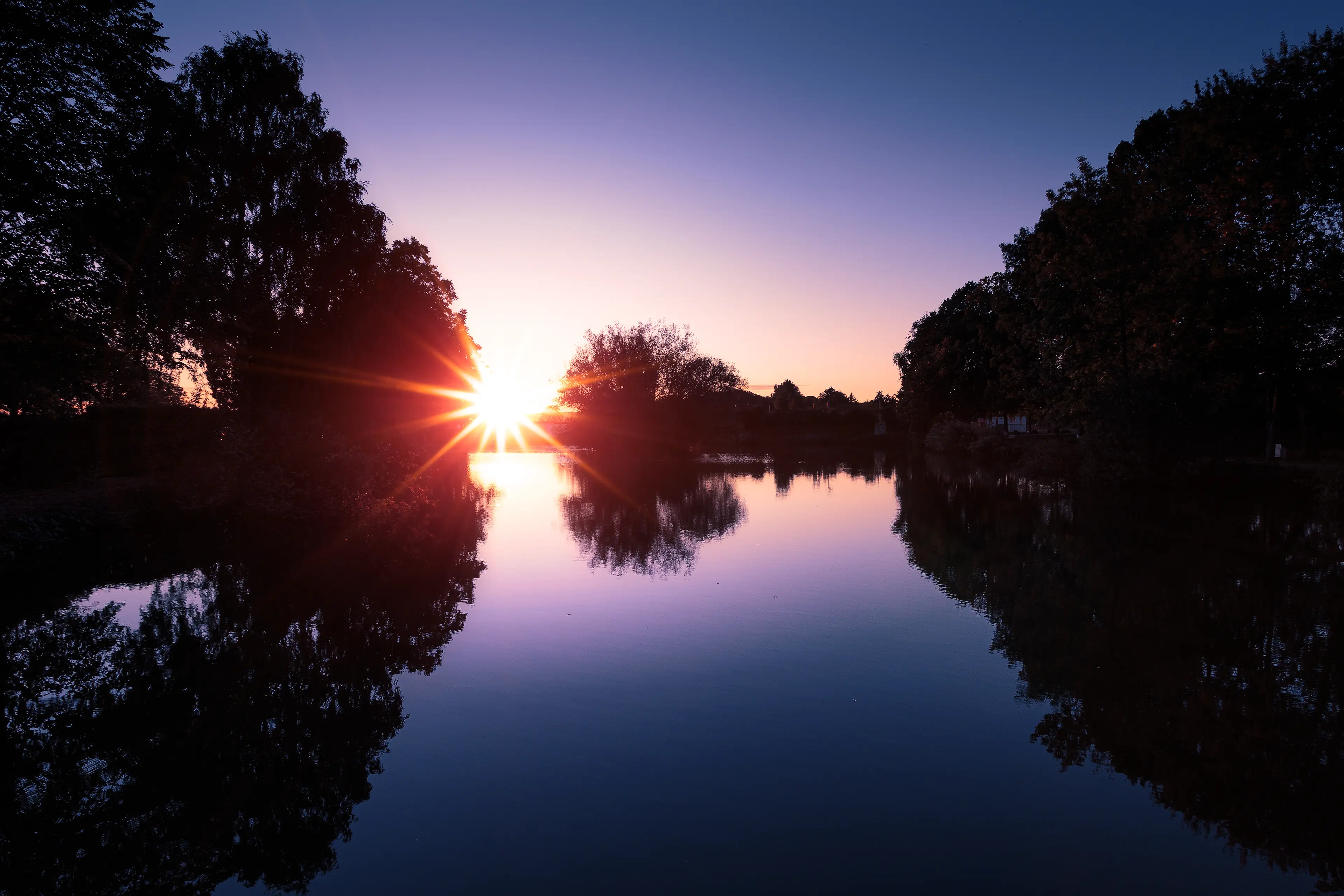 Coucher de soleil sur le lac Jean Cêtre en Côte d'Or avec un effet de symétrie