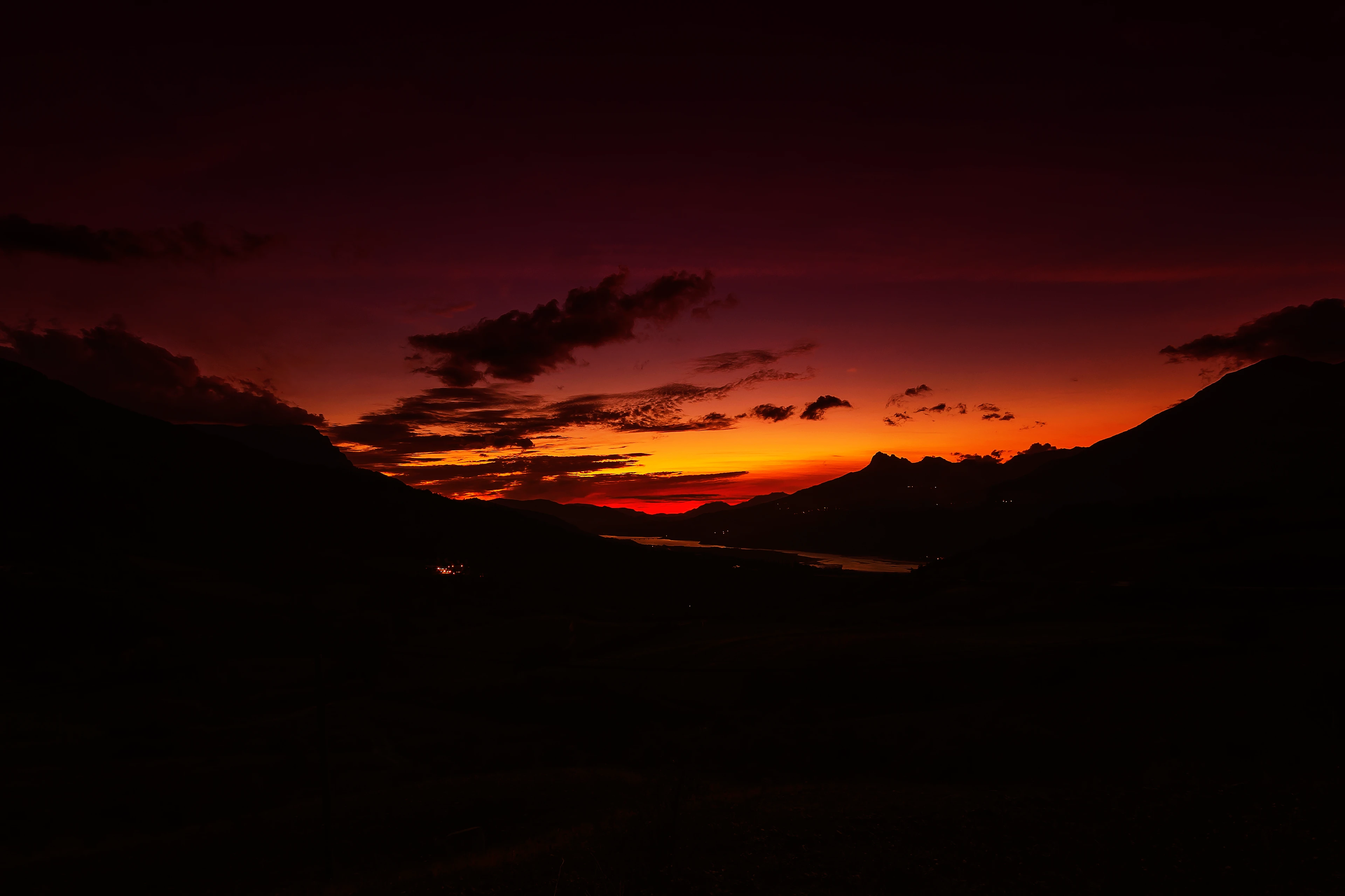 Dégradé de couleur chaudes dans le ciel après le coucher du soleil dans les Hautes Alpes