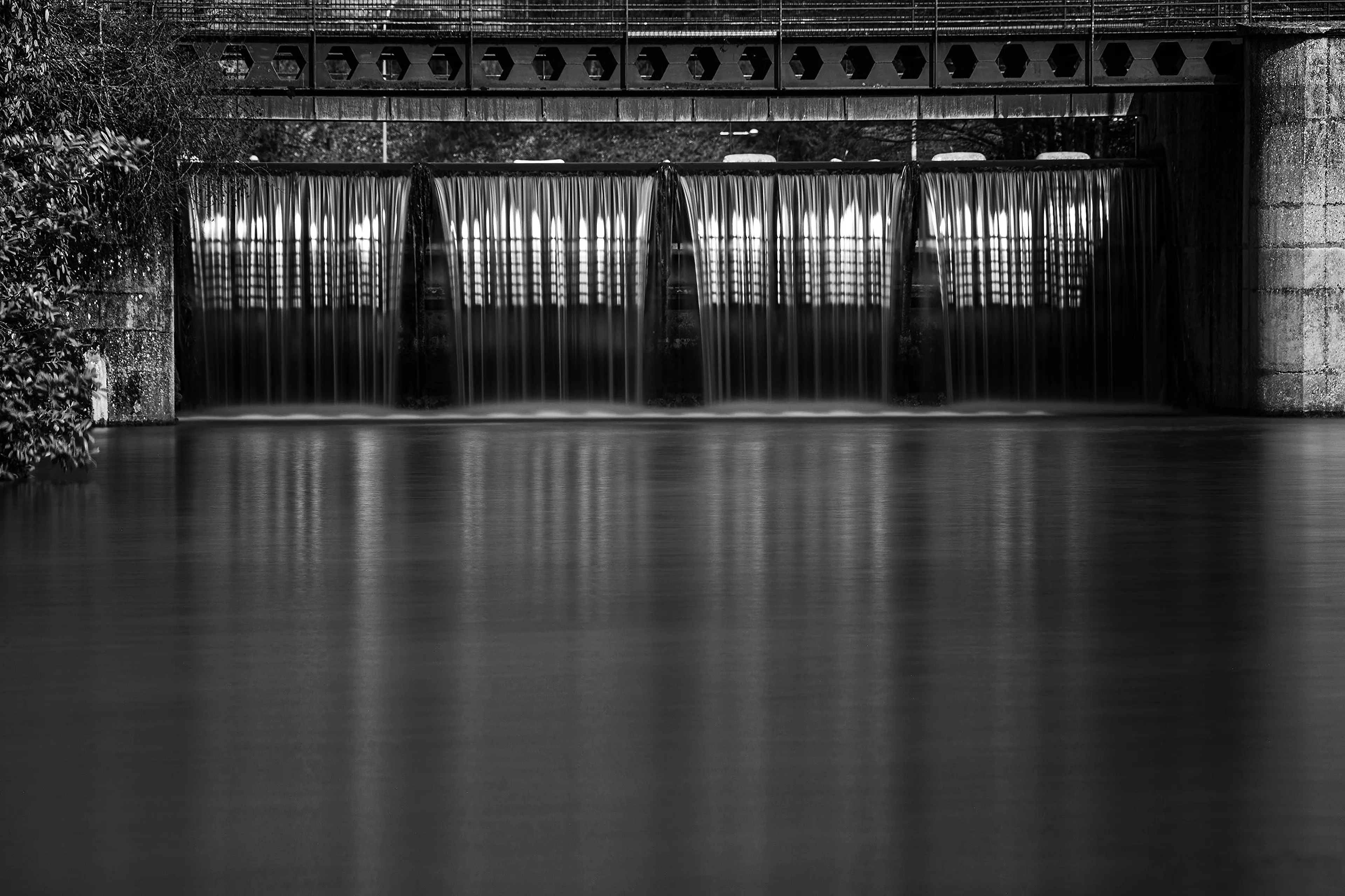 Cascade du Lac Kir en Côte d'Or avec la technique de la pose longue en noir et blanc