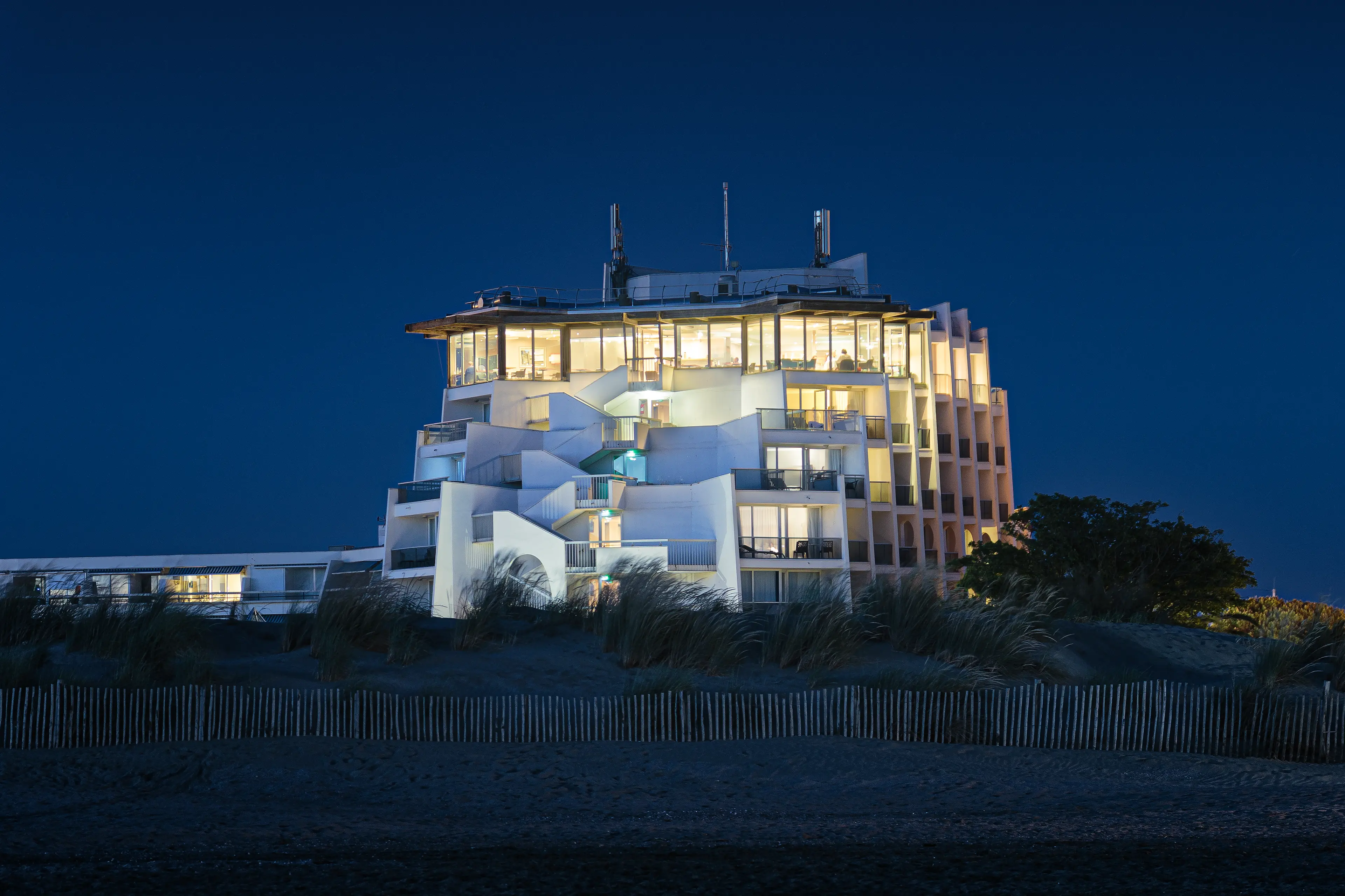 Hôtel éclairé à la Grande Motte dans l'Hérault à l'heure bleue