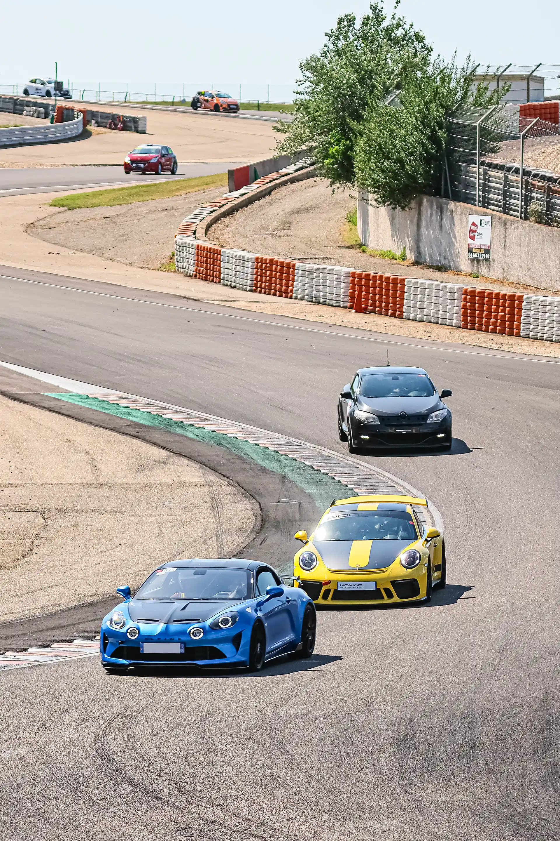 Alpine A110R bleue, Porsche 911 991 GT3CS Jaune et Renault Megane 3 RS noire sur le circuit de Lédenon