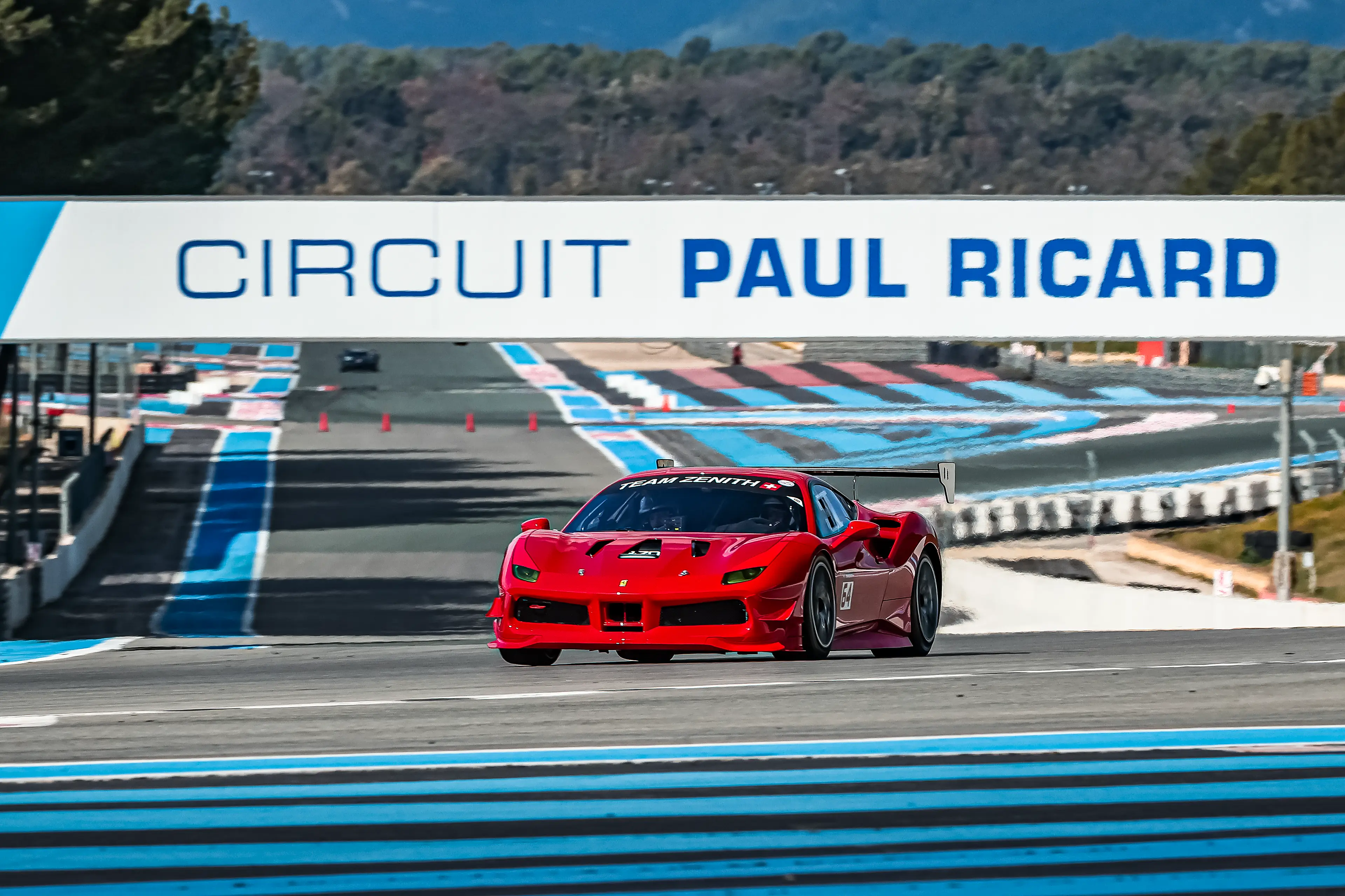 Ferrari 488 Challenge rouge sur le circuit Paul Ricard au Castellet